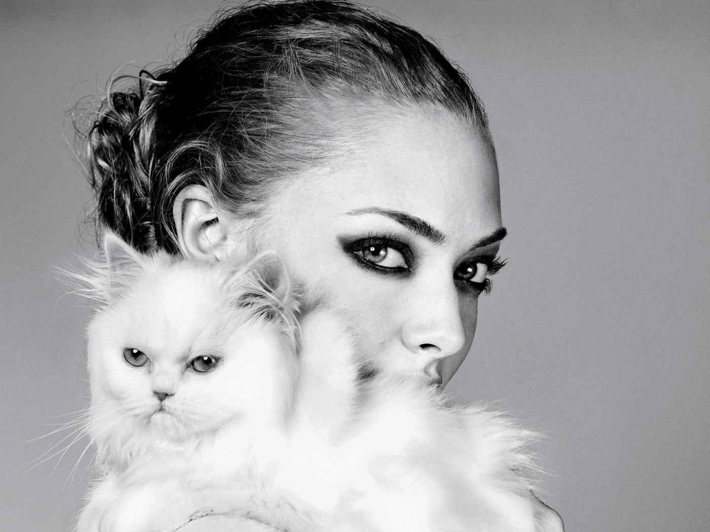 Девушка с кошкой обои