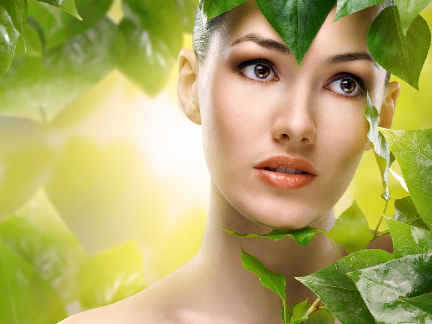 Девушка с зелеными листьями обои