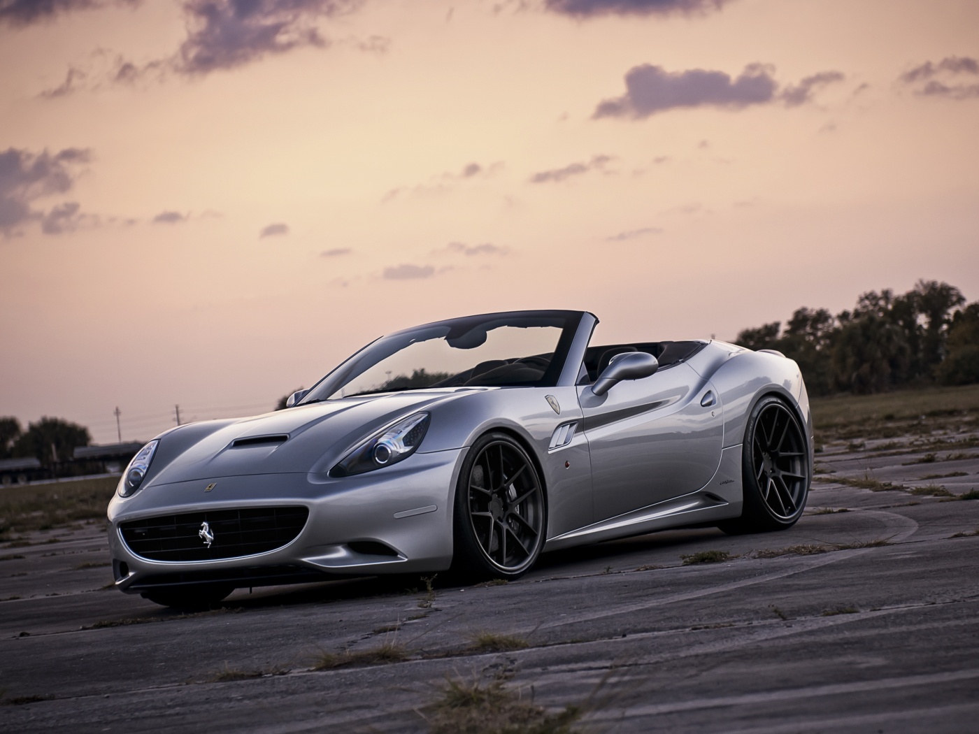 Ferrari на взлетном поле обои