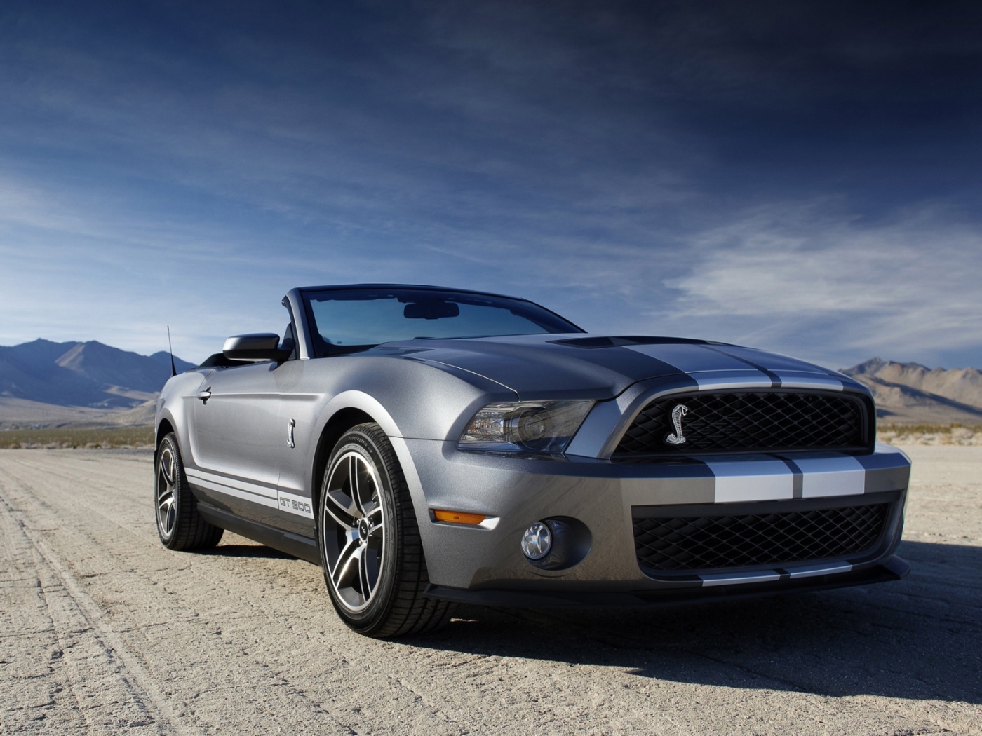 Ford Mustang на фоне гор обои