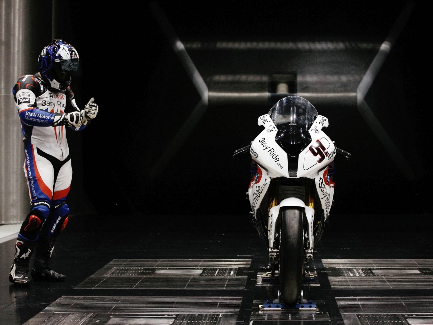 Мотоцикл на тестовом стенде обои