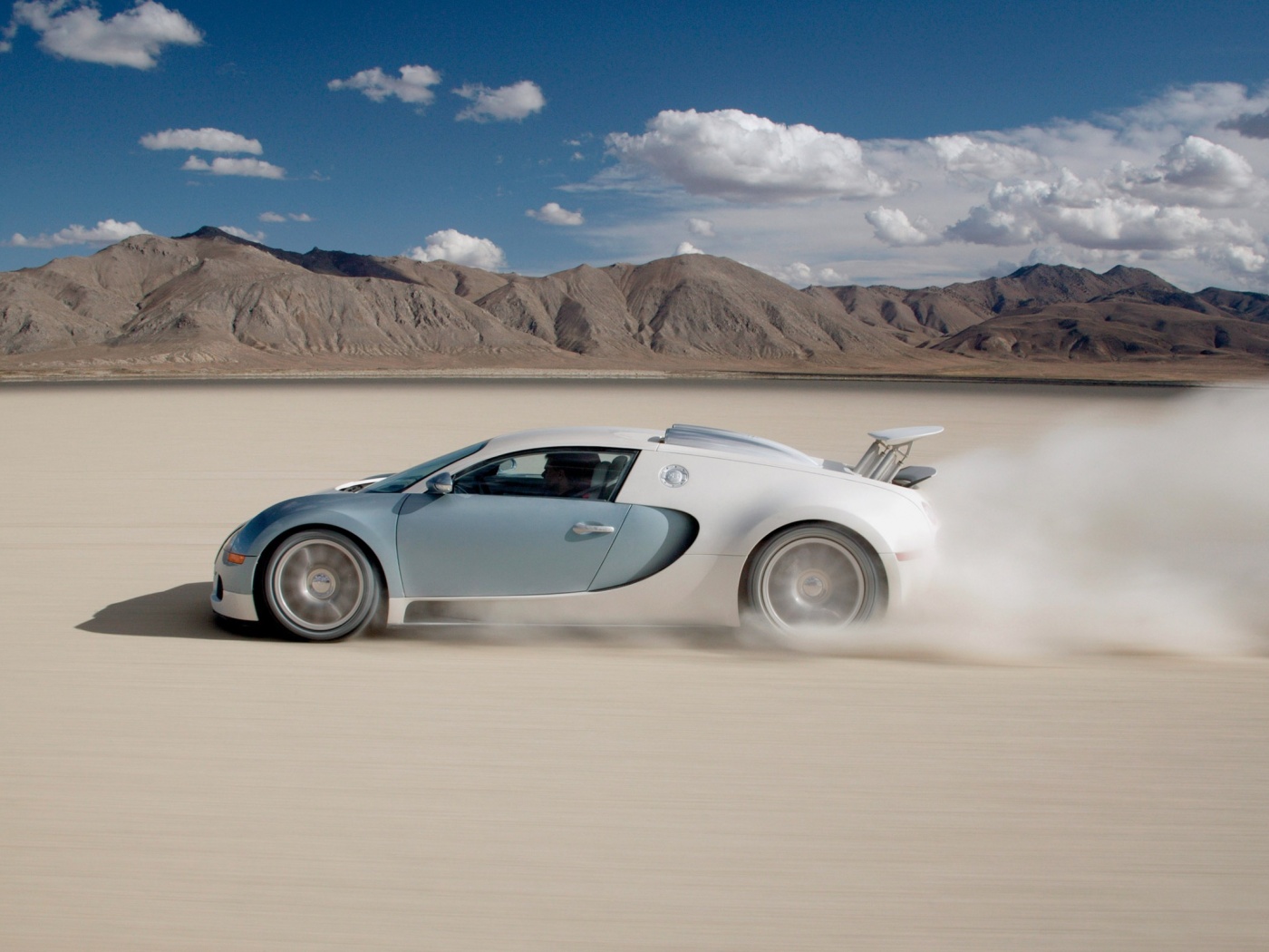 Бугатти в долине обои