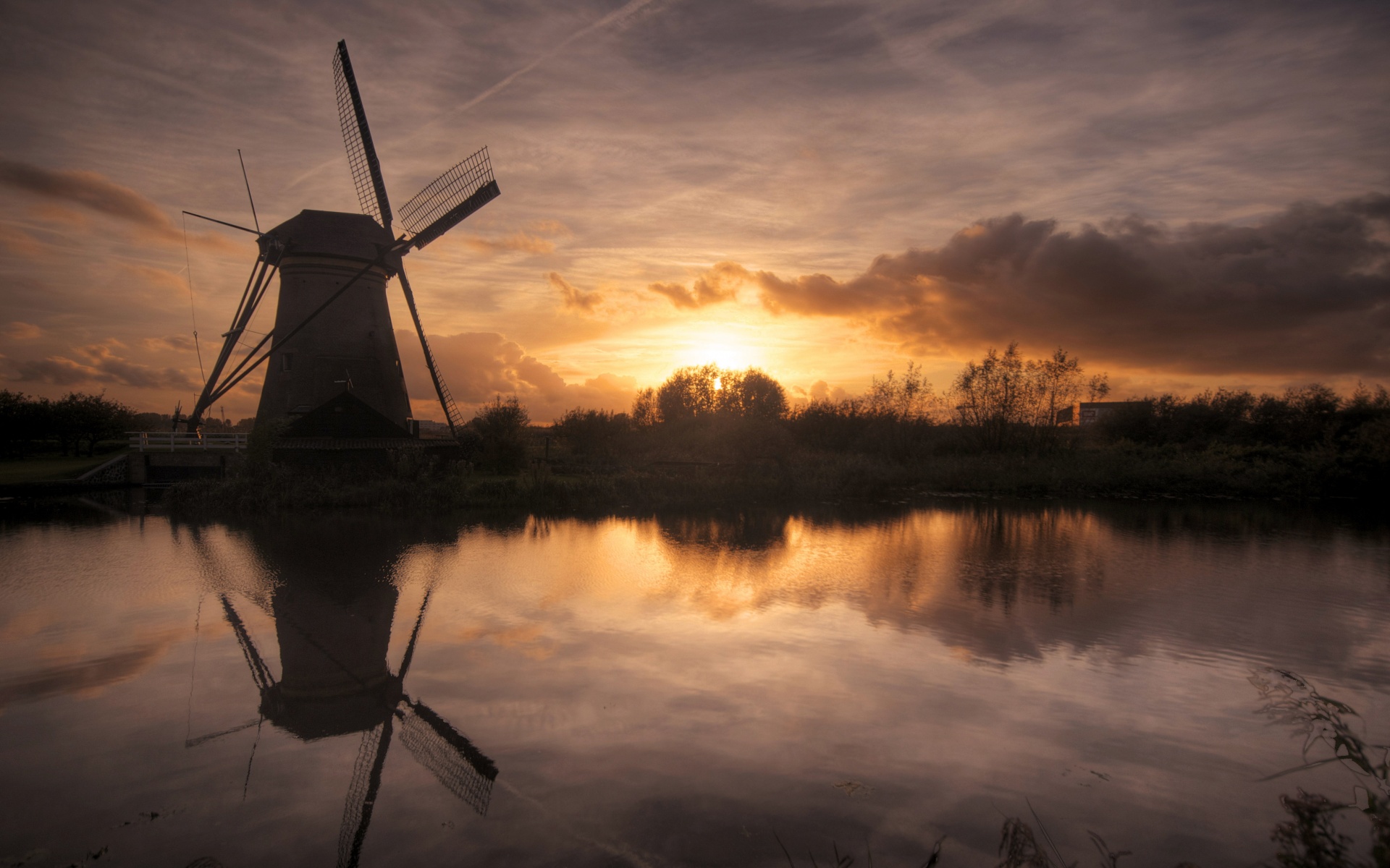 Мельница на озере обои