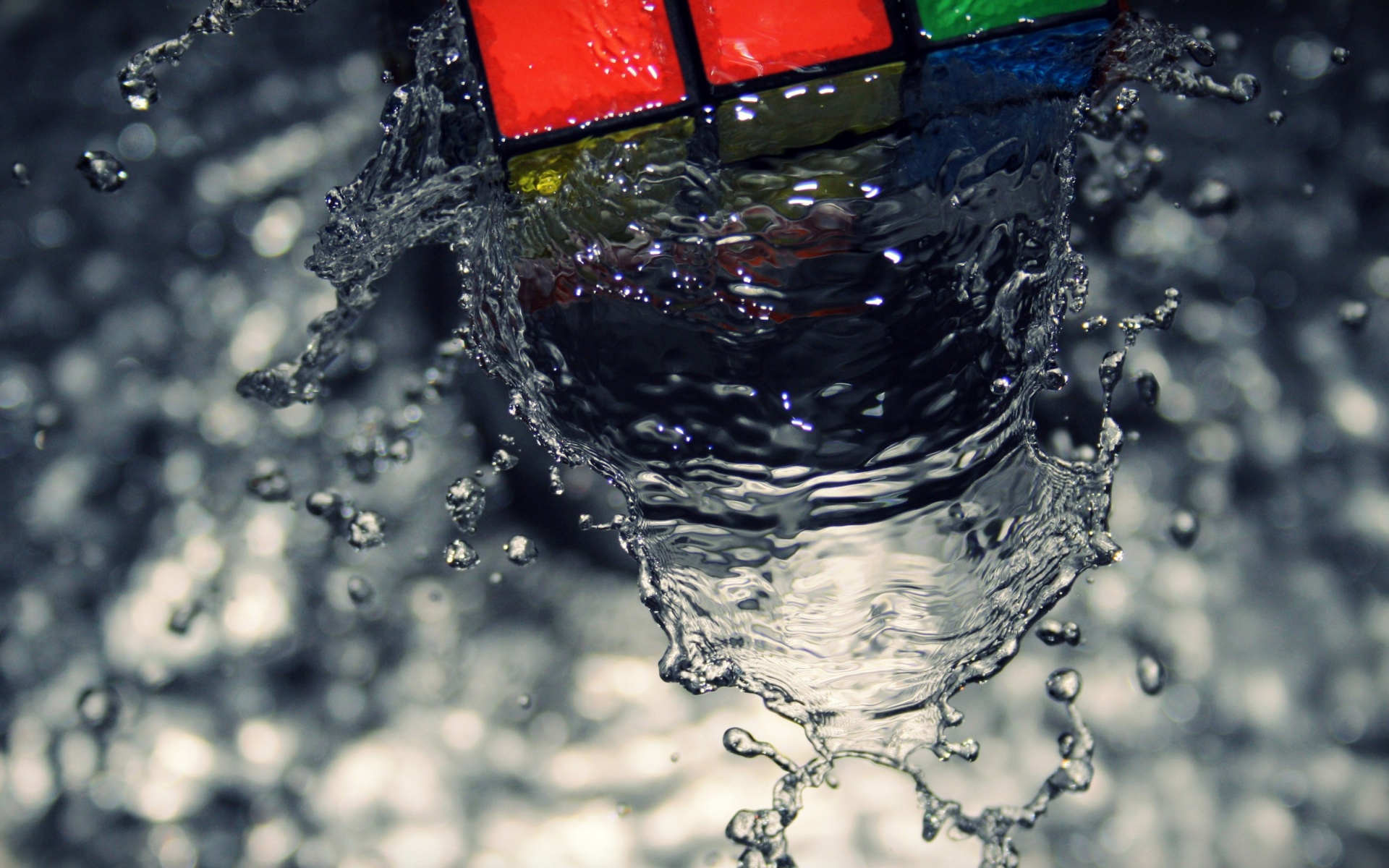 Кубик рубика в воде обои