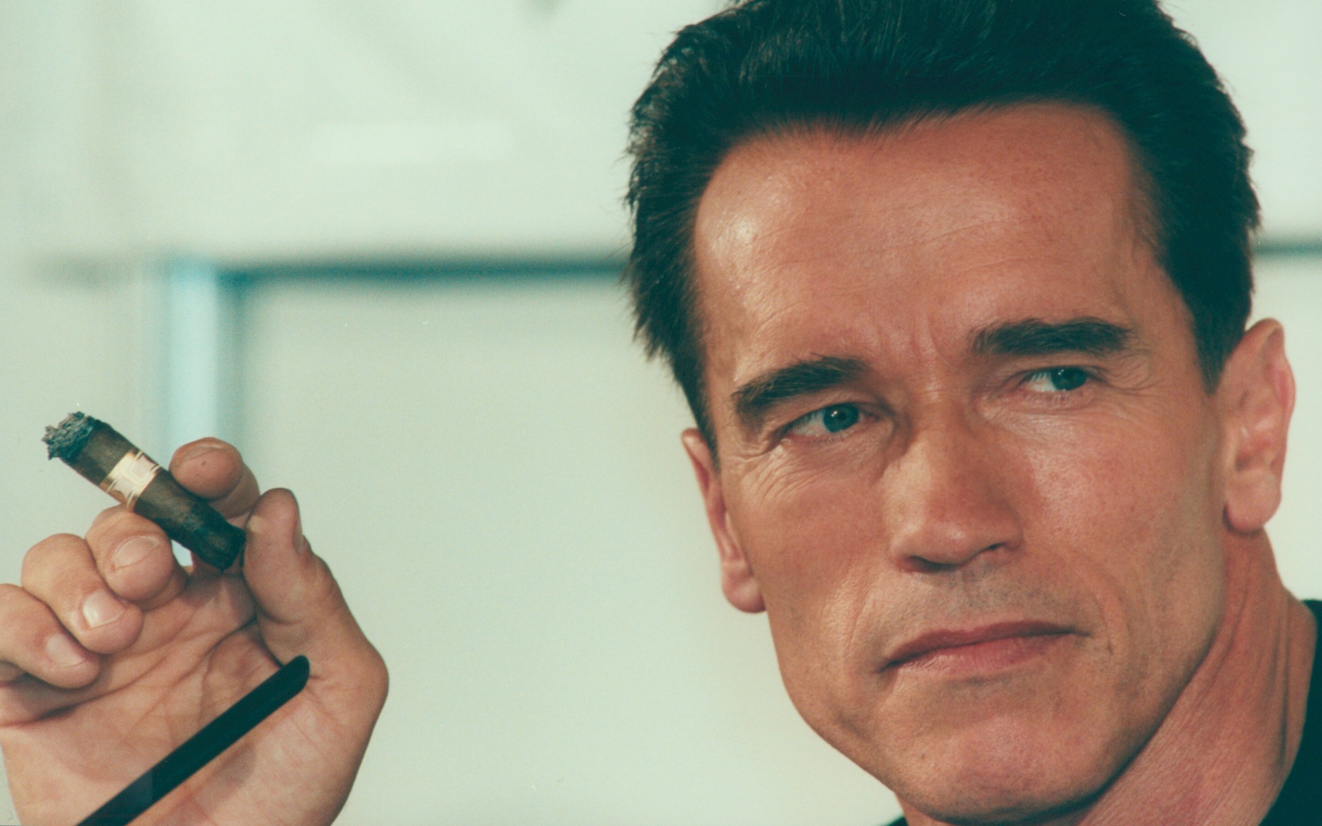 Арнольд Шварцнеггер с сигарой обои