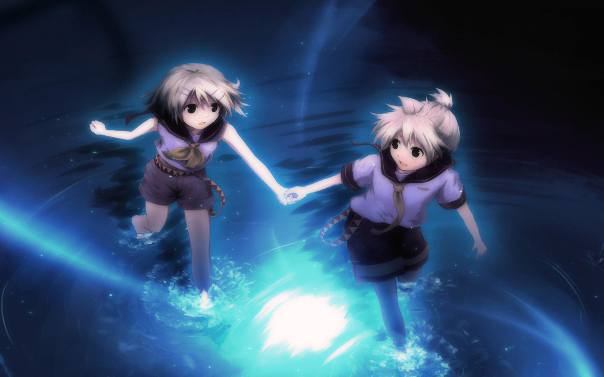 Девочки бегут по воде обои