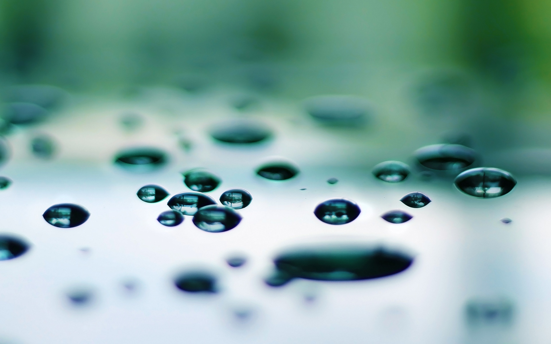 Темные капли на зеркальнйо поверхности обои
