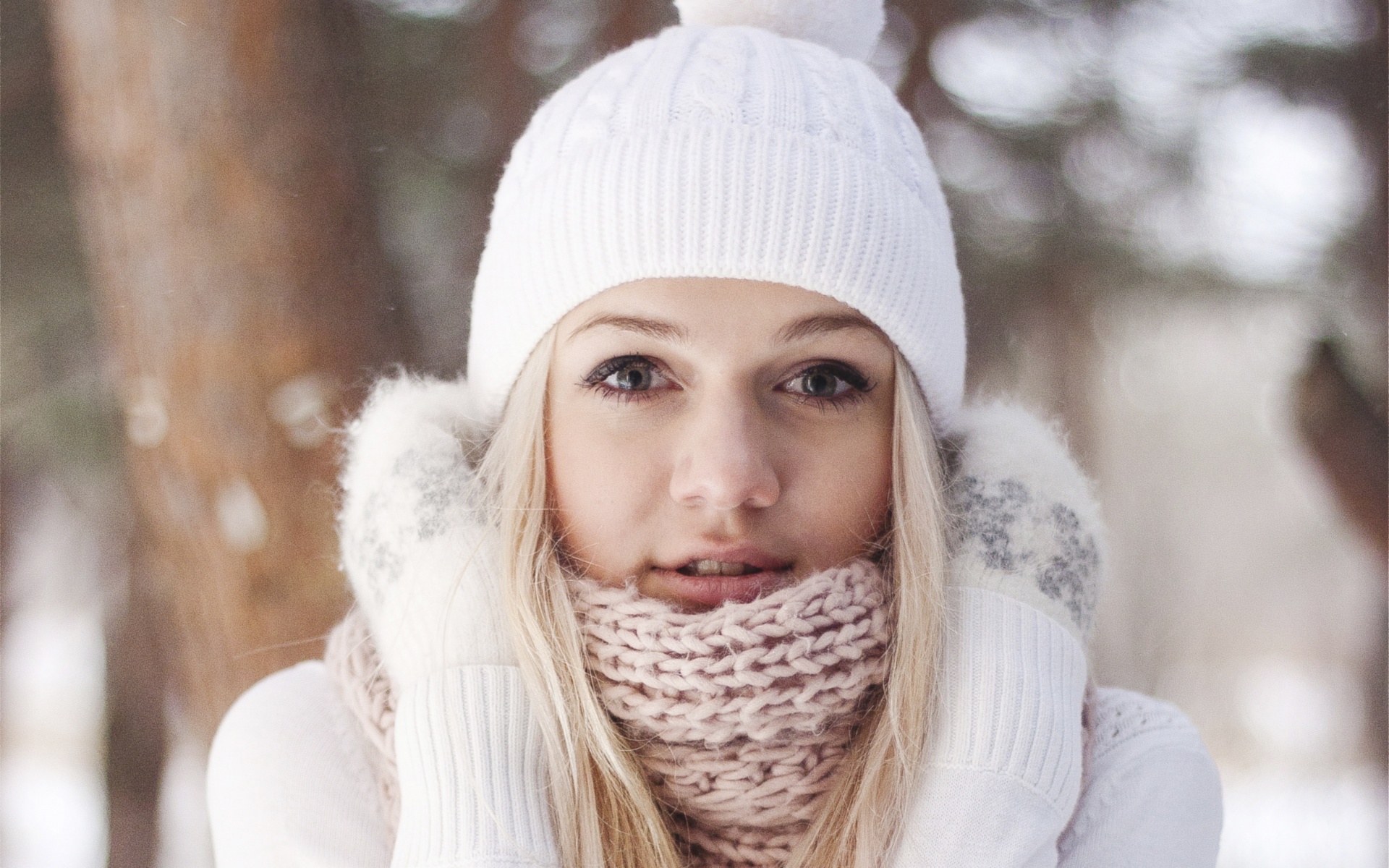 Девушка в белом в снежном лесу обои