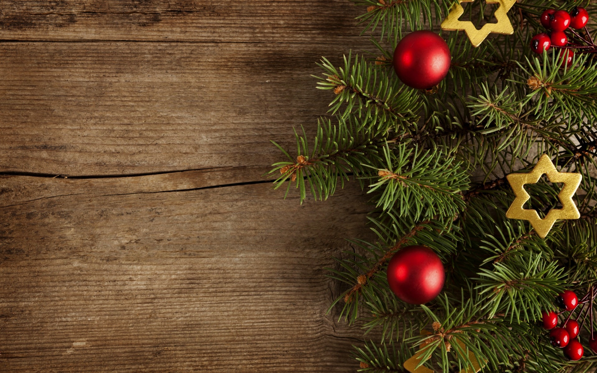 Новогодние игрушки на еловой ветке обои