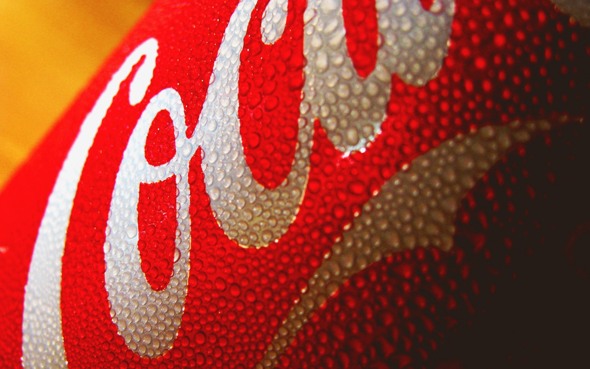 Запотевшая банка Кока-Колы обои