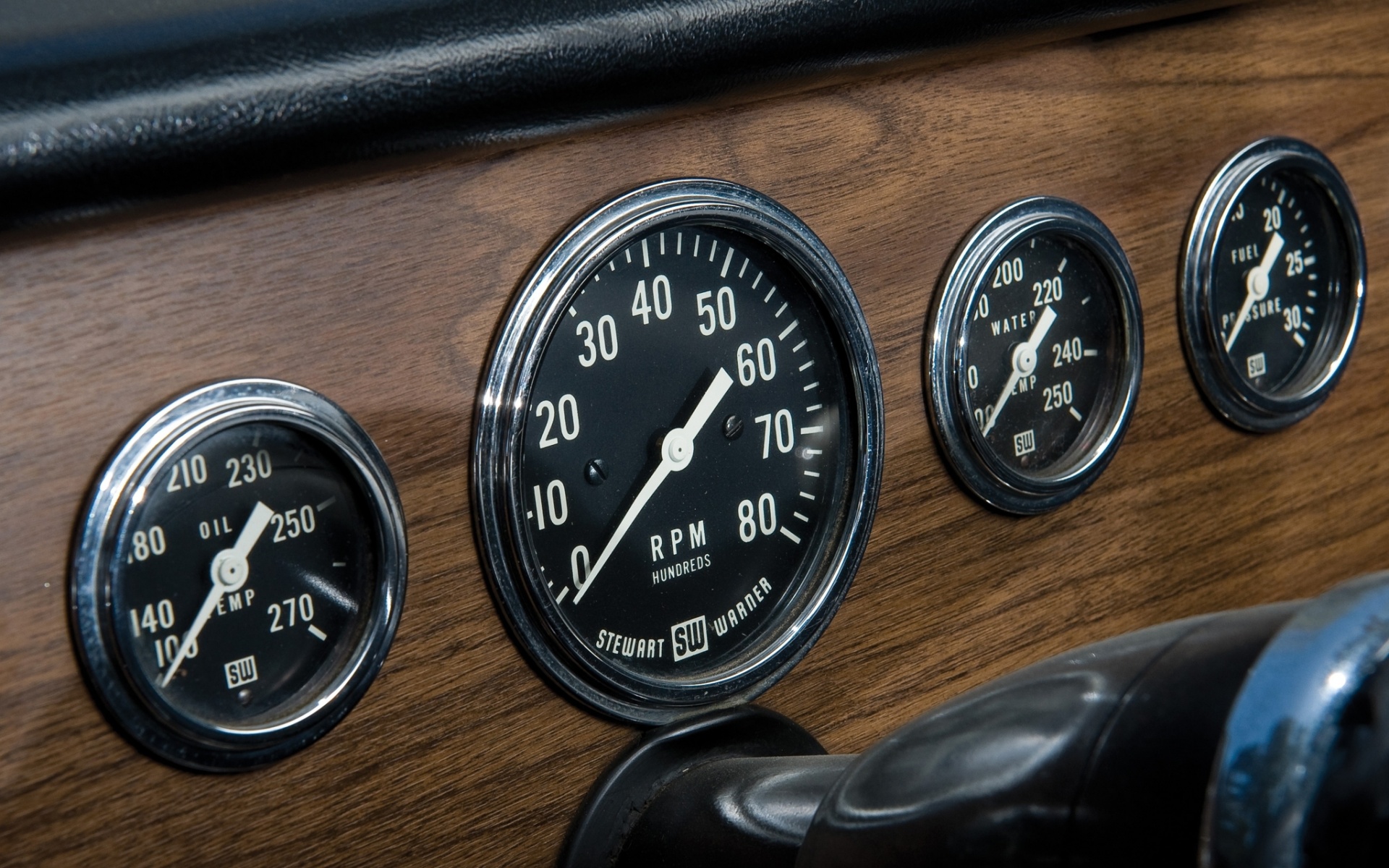 Приборная панель автомобиля Dodge обои