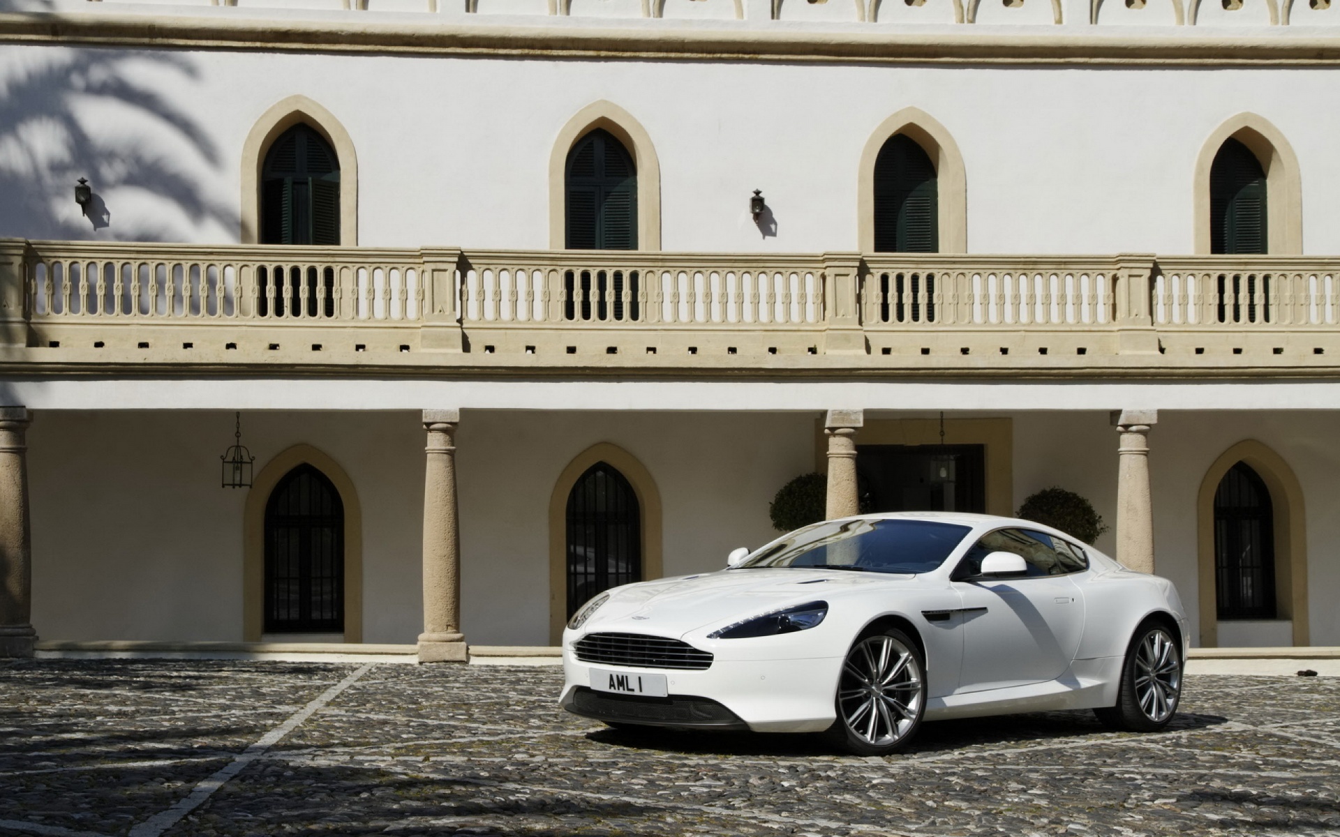 Астон Мартин в дворике дома обои