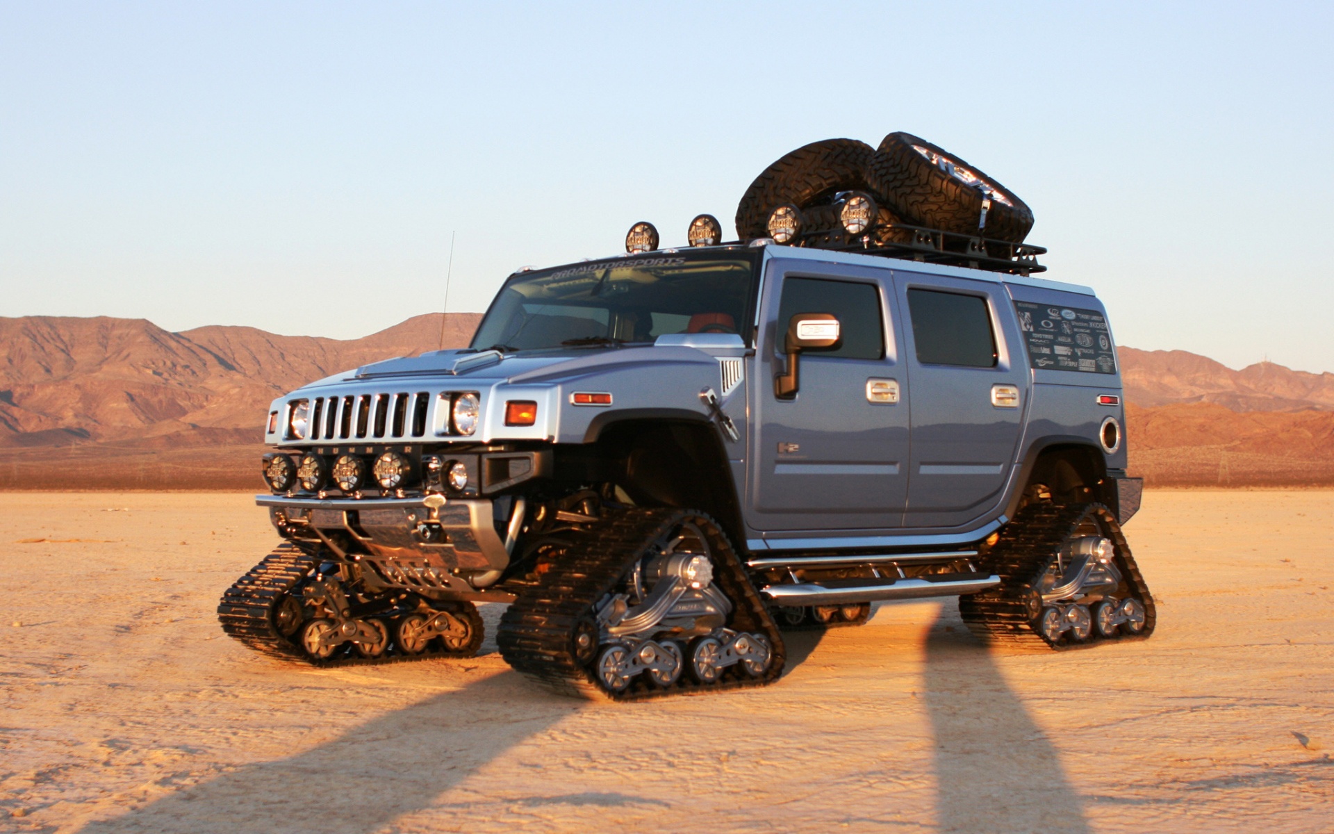 Hammer на гусеницах обои