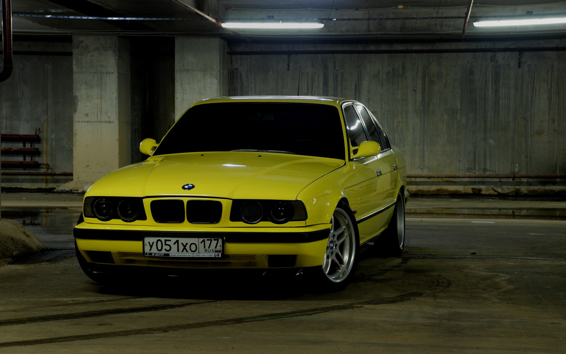 BMW M5 на стоянке обои