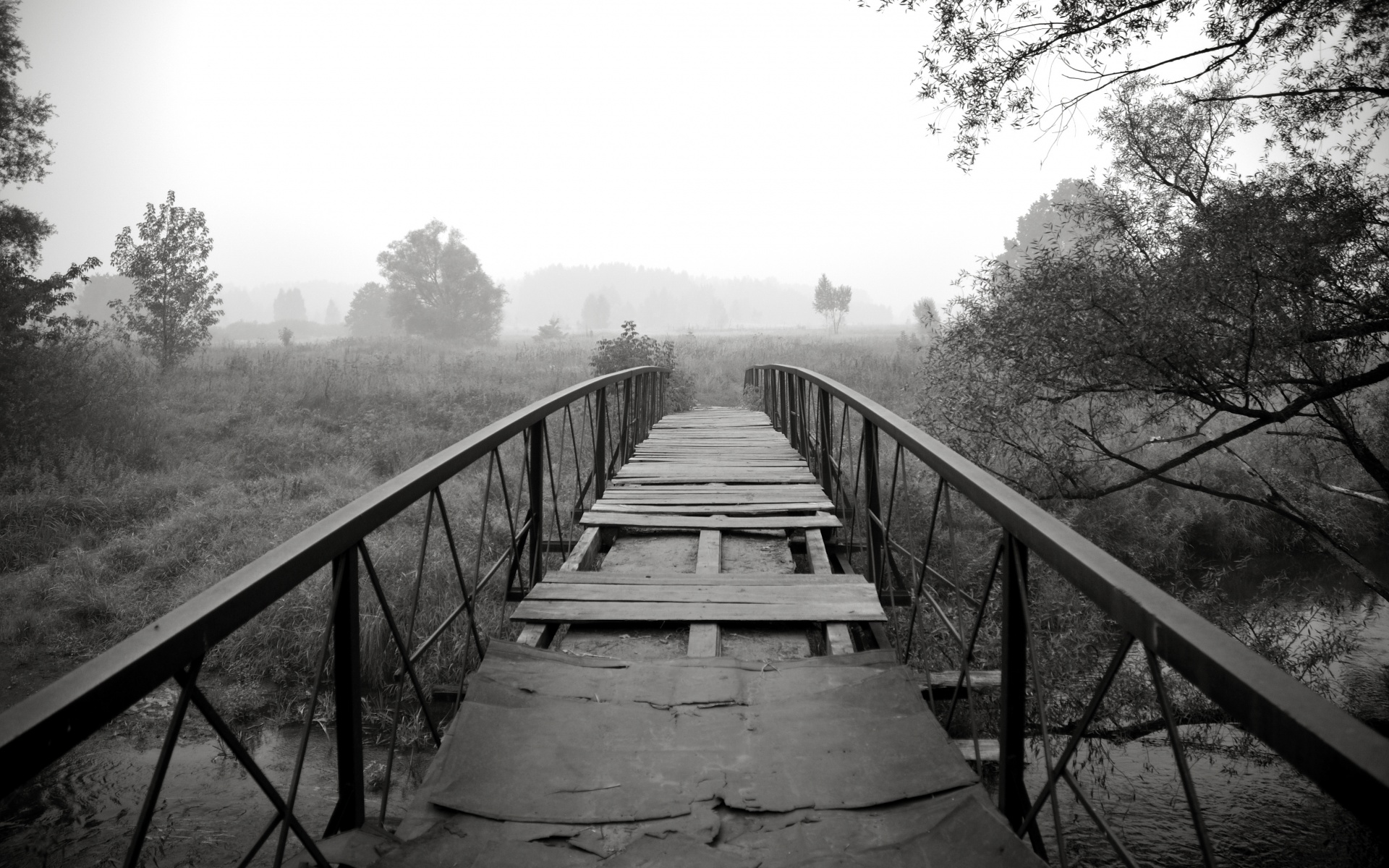 Старый мост на черно-белом фото обои