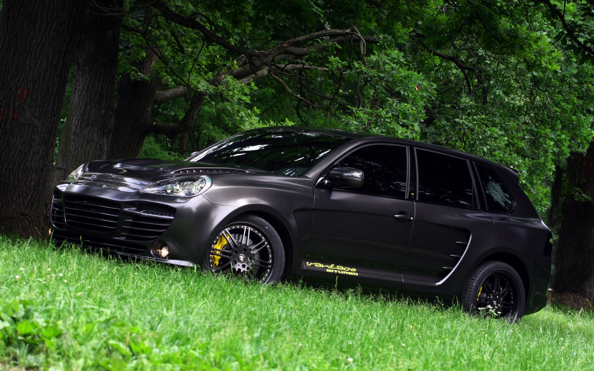 Концепт внедорожника в лесу обои