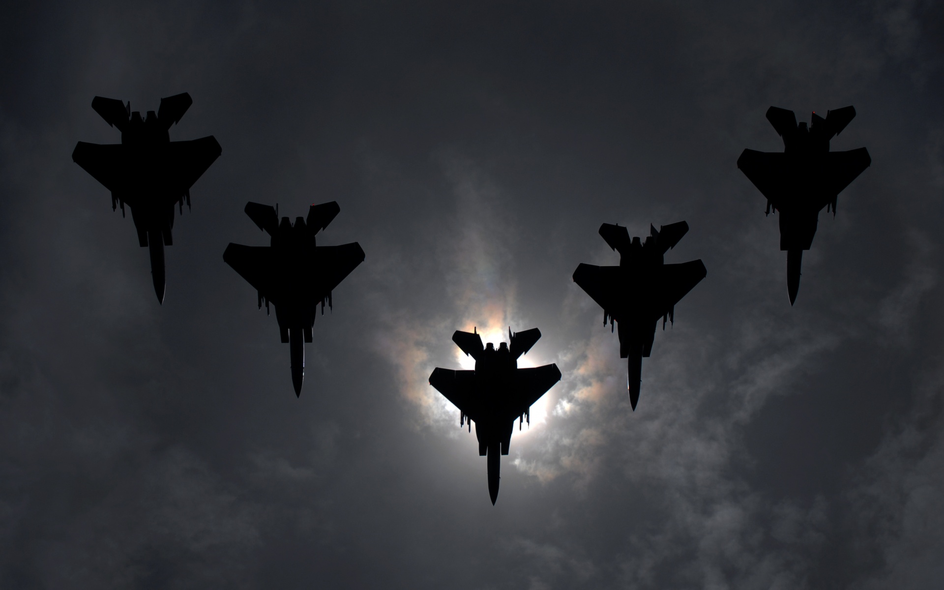 Ряд истрибителей на фоне солнца обои