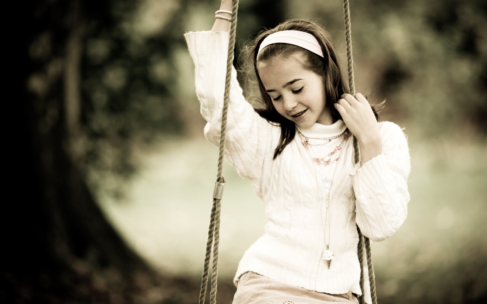 Девочка на качелях обои