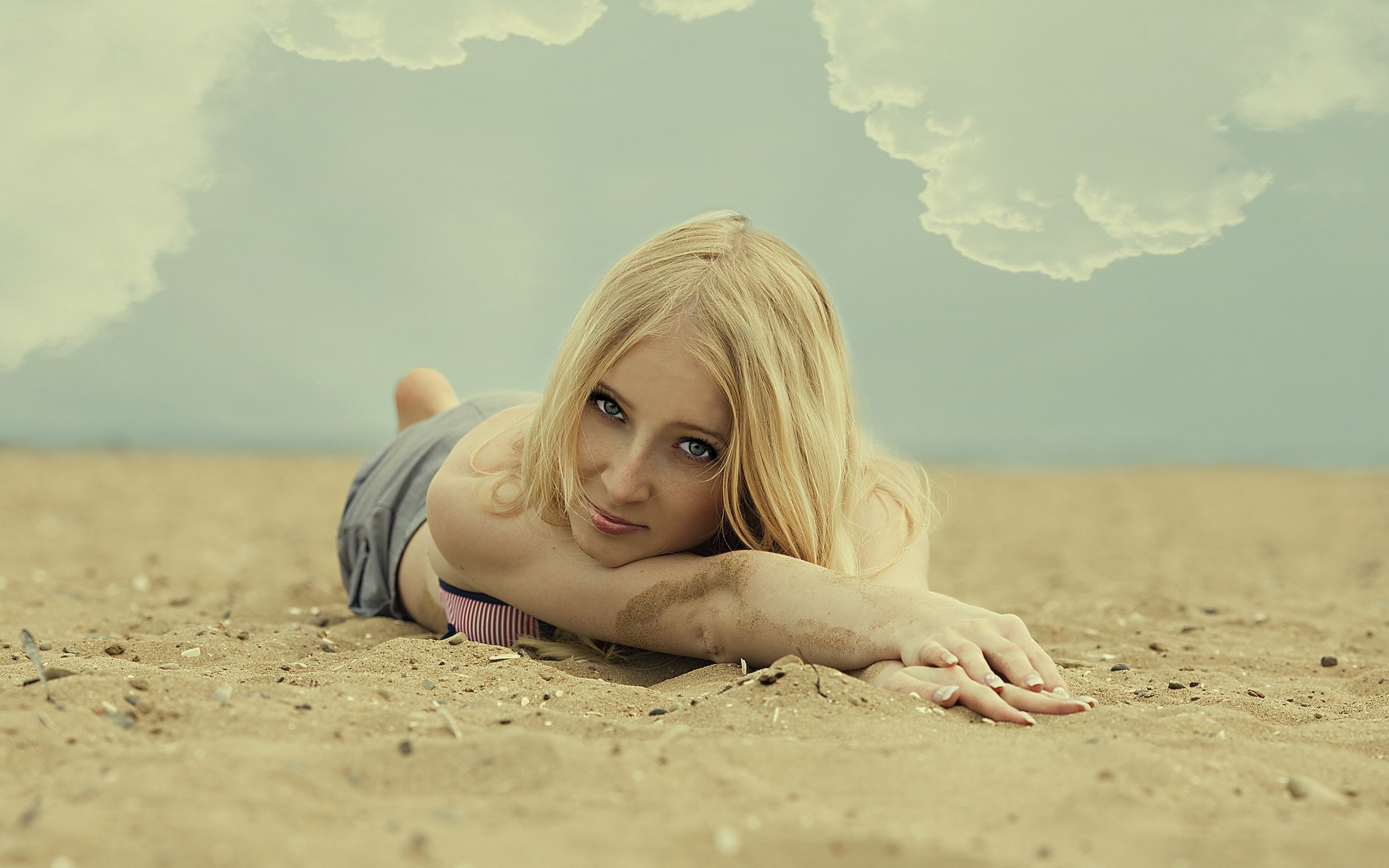 Девушка на пляже обои