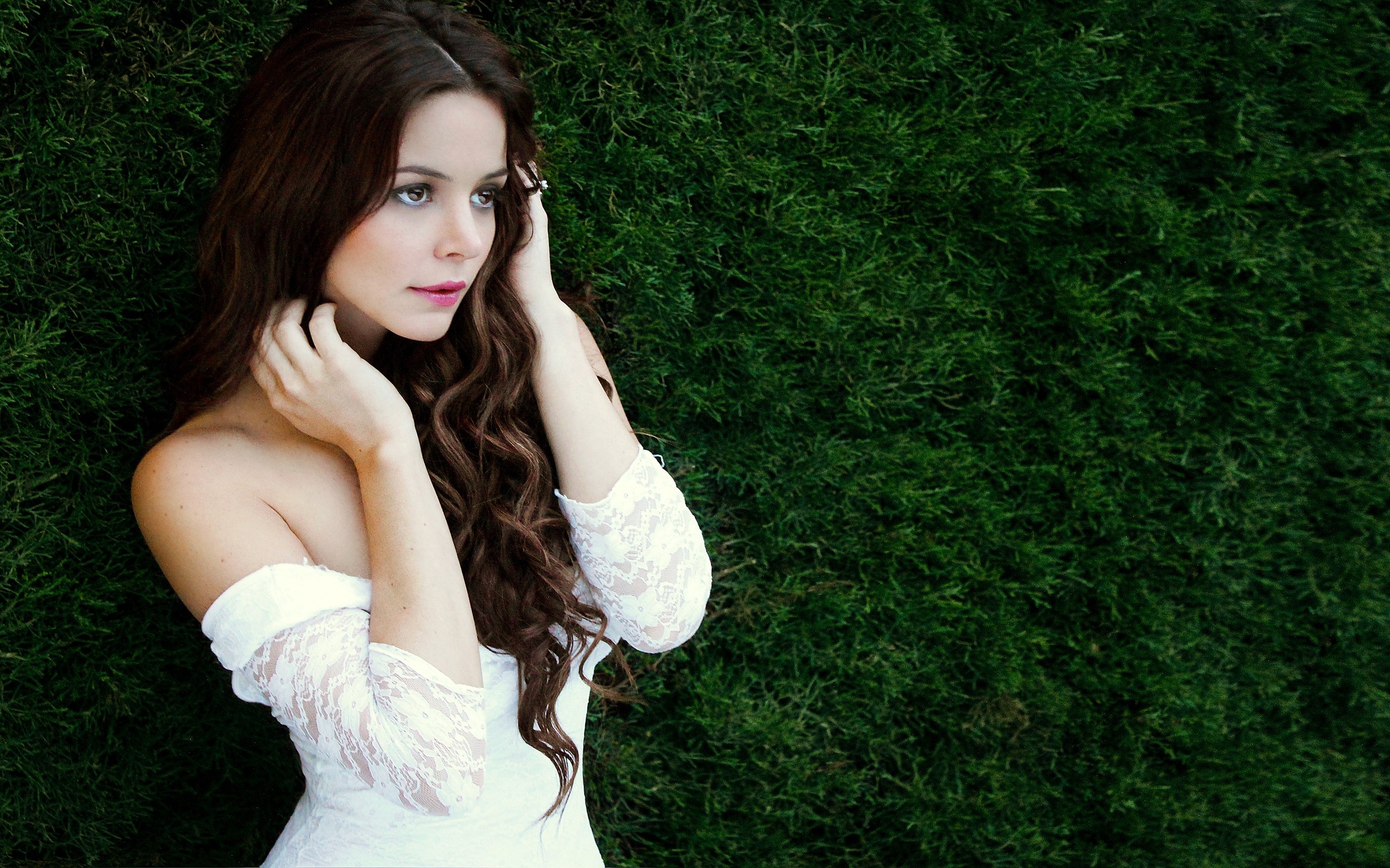 В белом платье обои