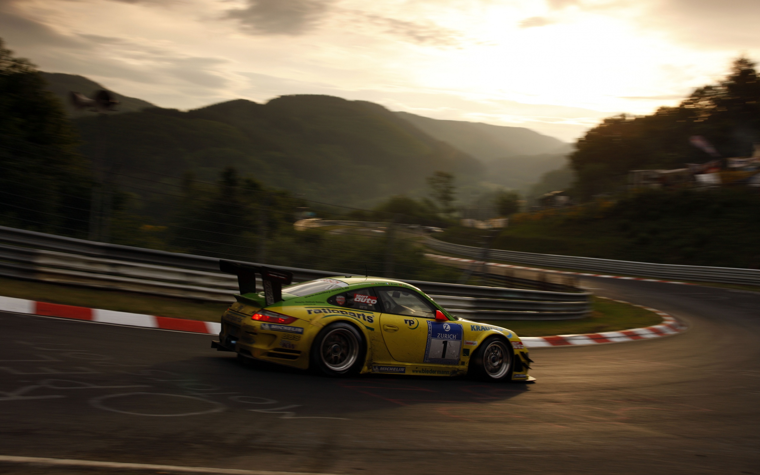 Гоночный Порше на треке обои