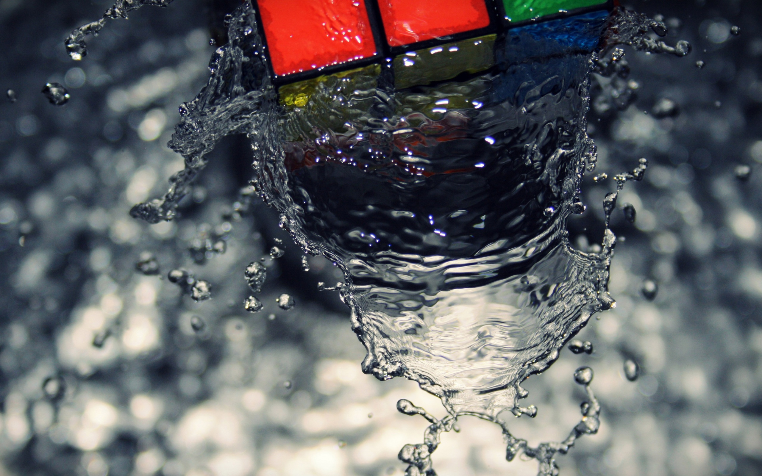 Кубик рубика в воде обои