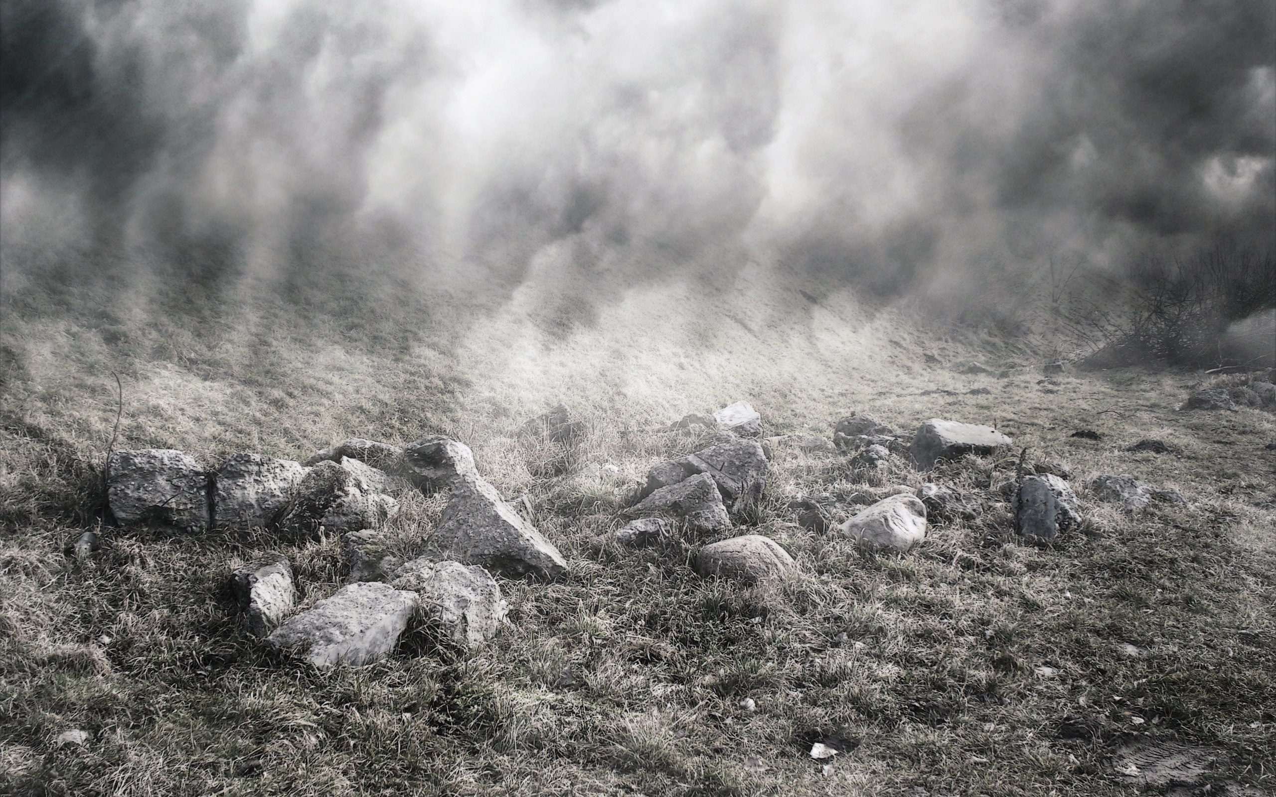 Камни под туманом обои