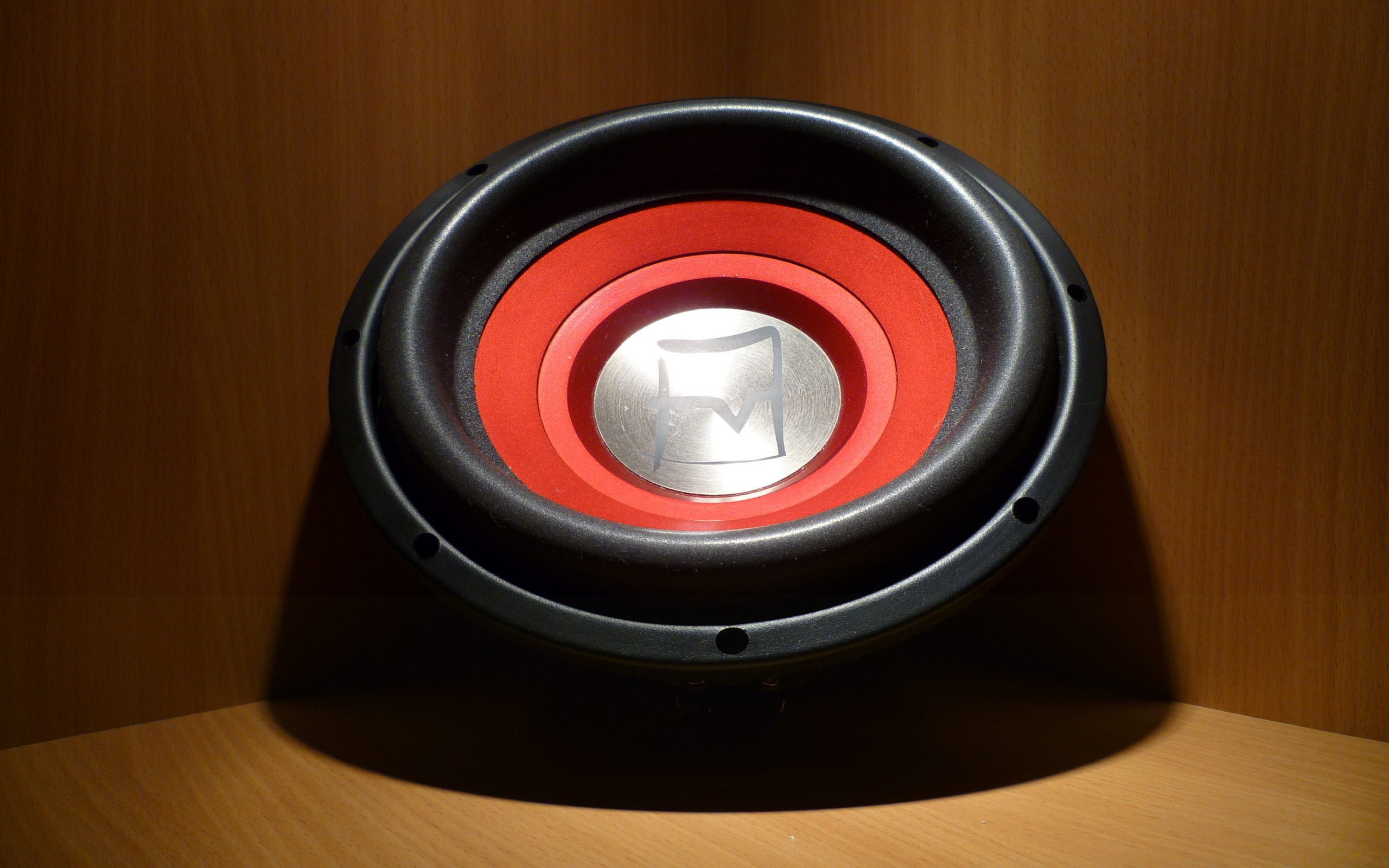 Сабвуфер в углу обои