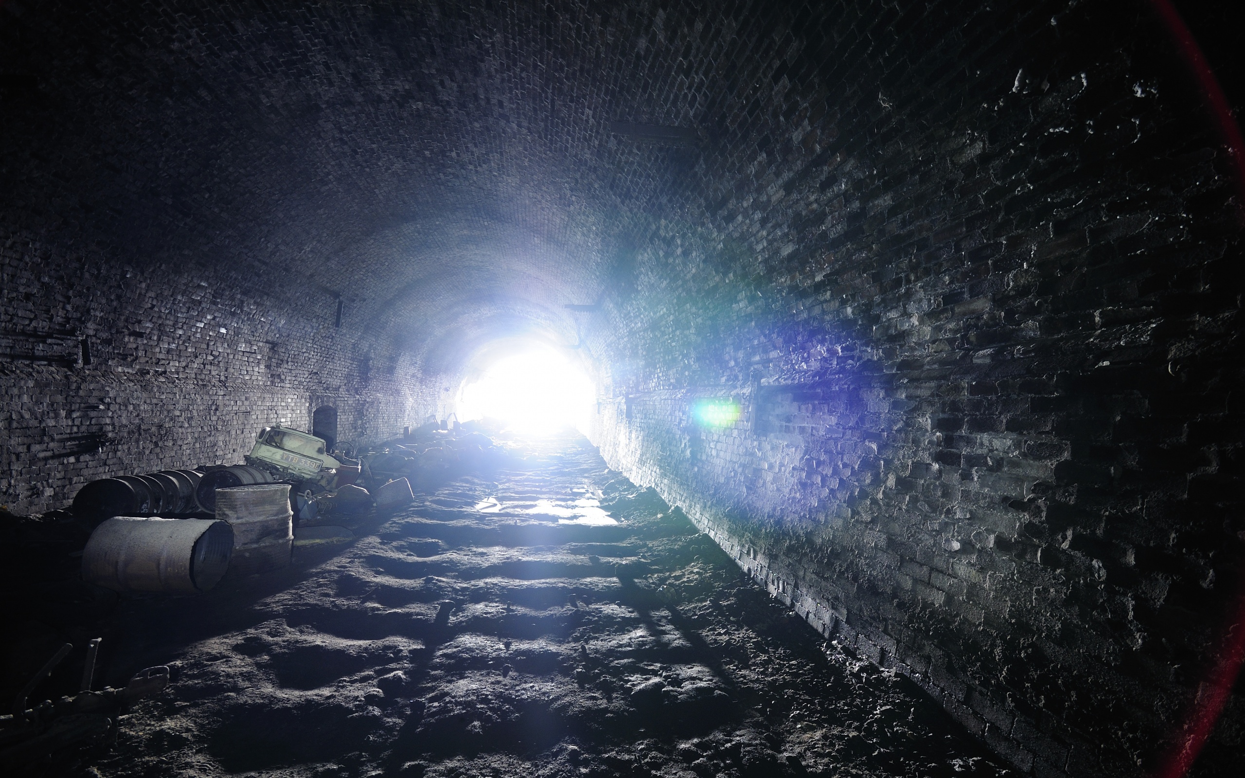 Захламленный тоннель обои