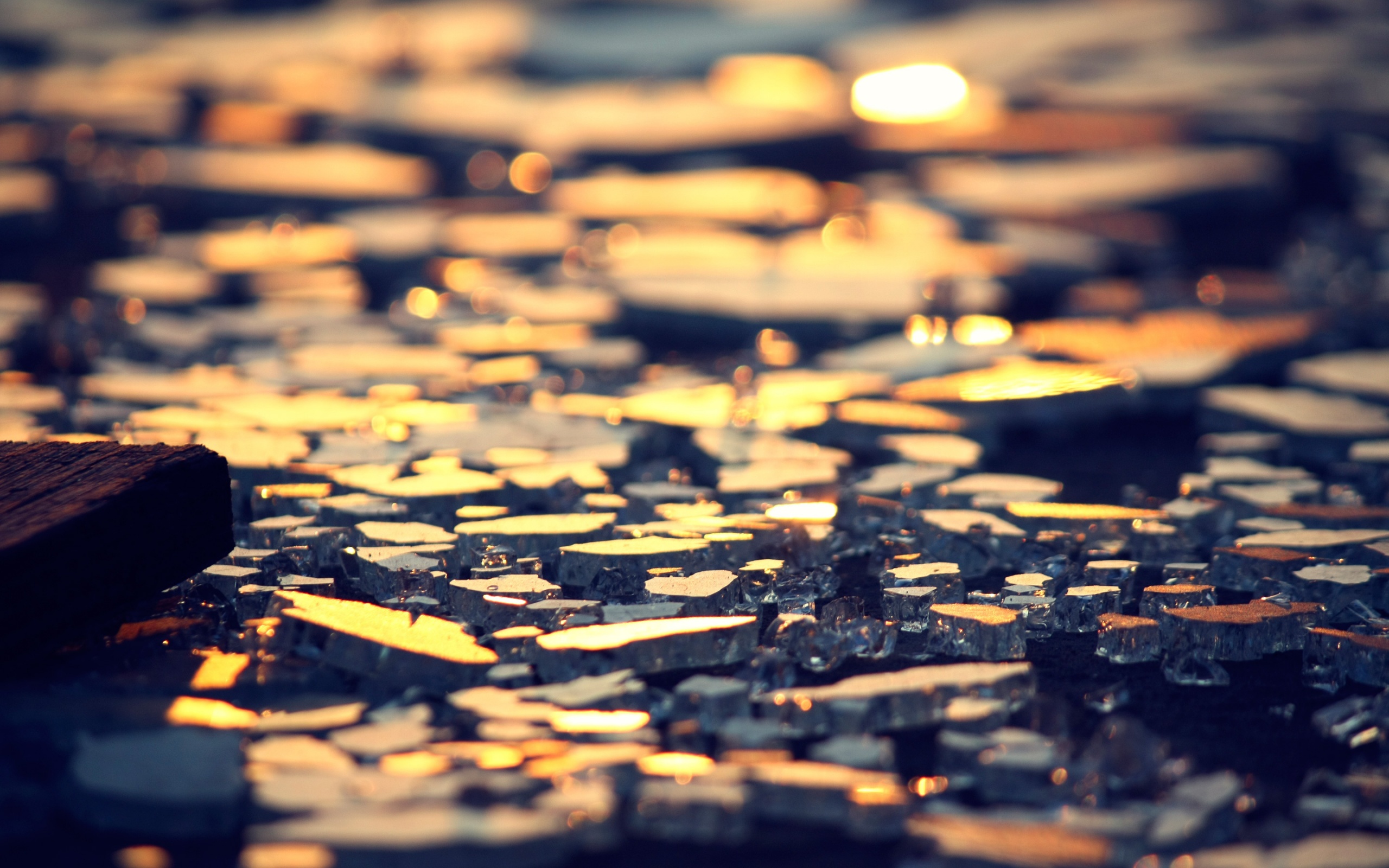 Битое стекло в лучах солнца обои