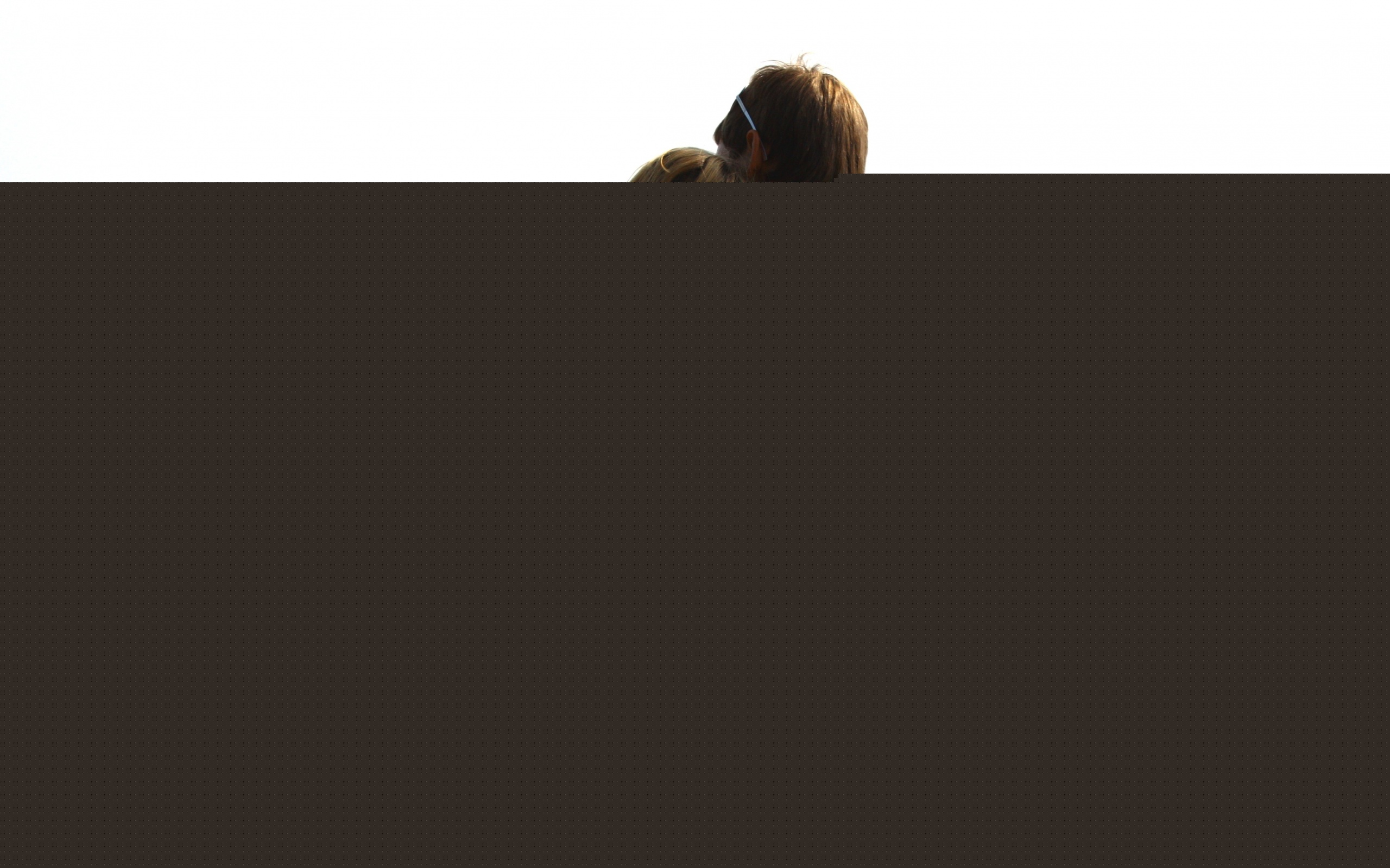 Девушка и парень у моря обои