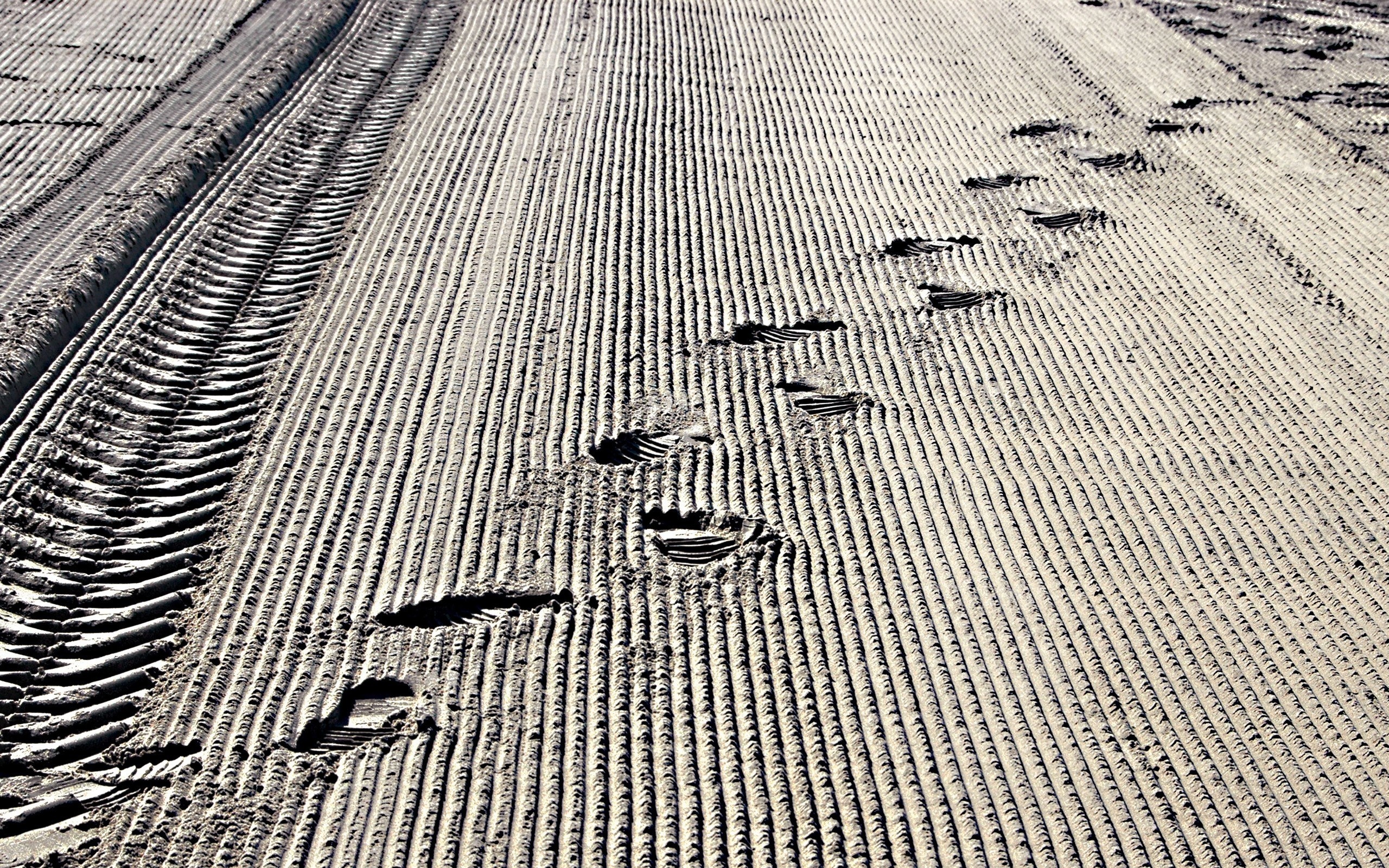 Следы на песке обои