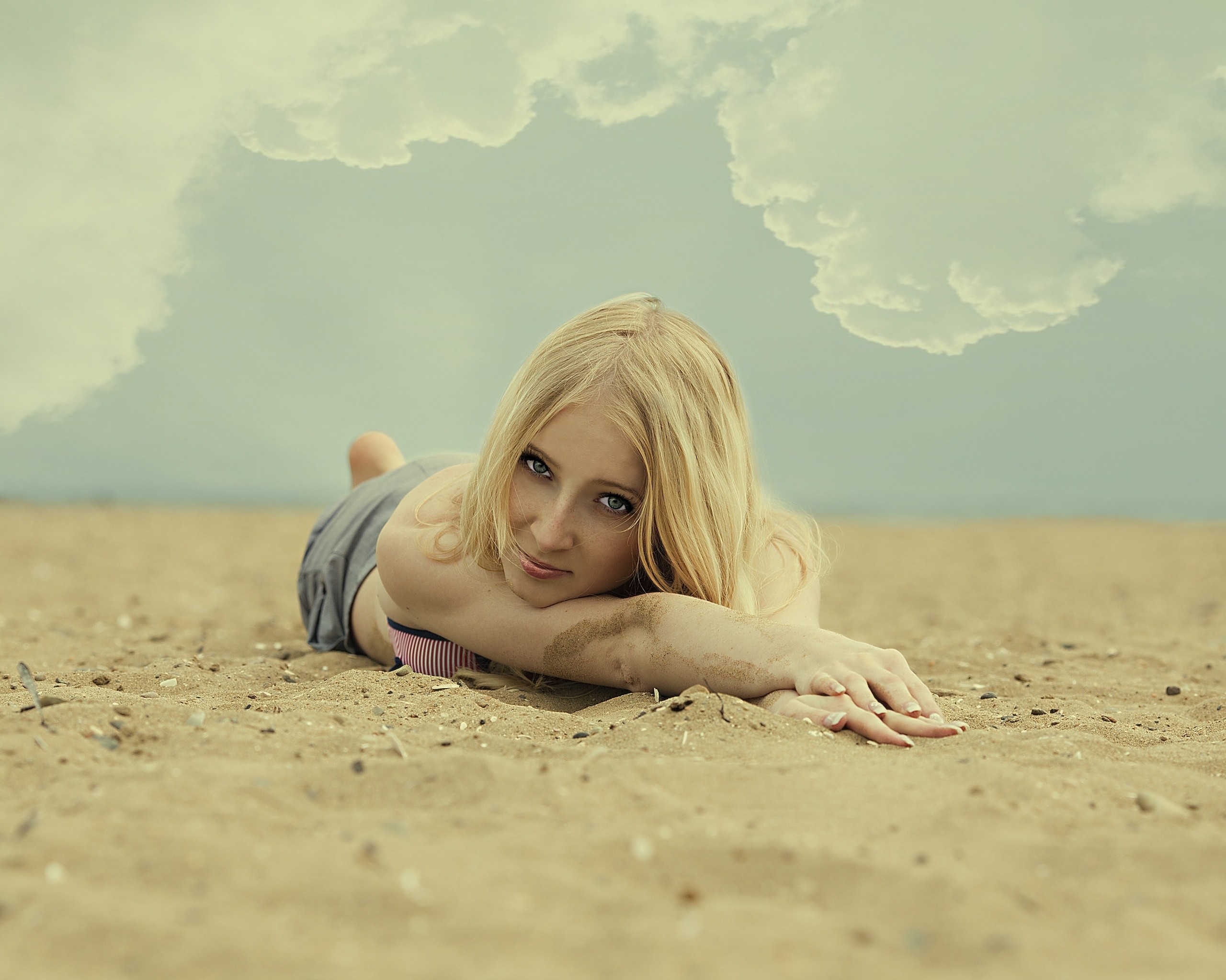 Девушка на пляже обои