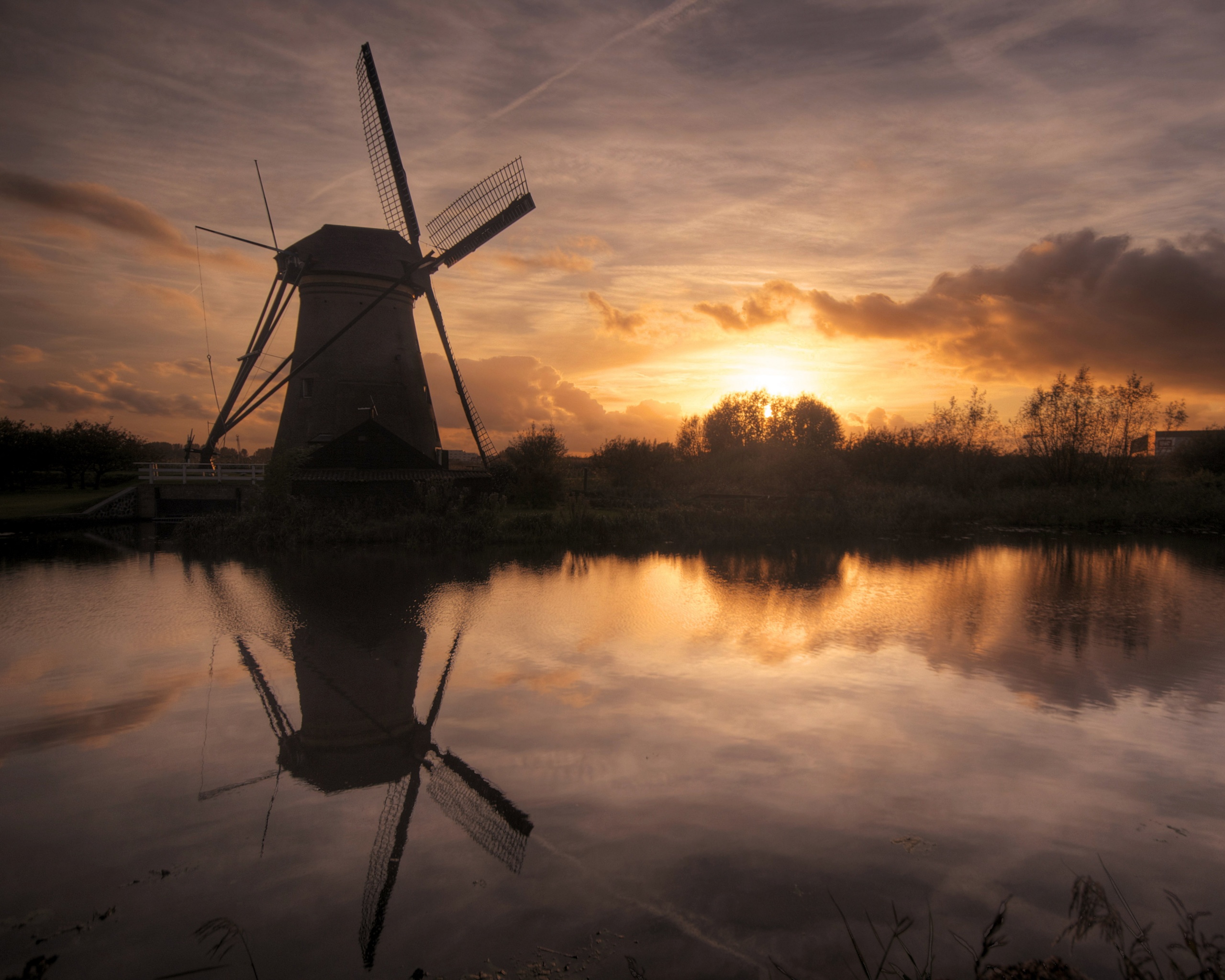 Мельница на озере обои