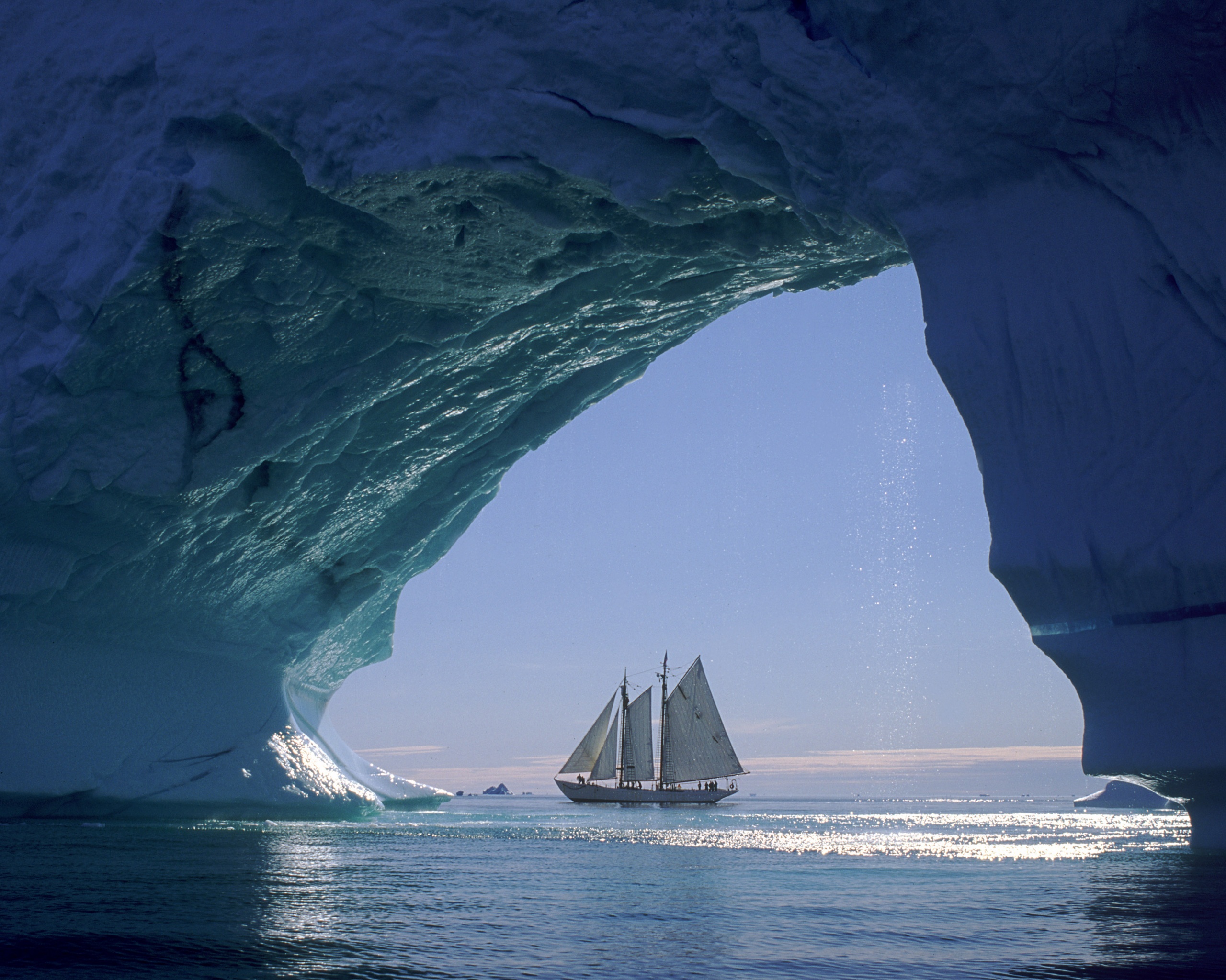 Парусник под ледяной аркой обои