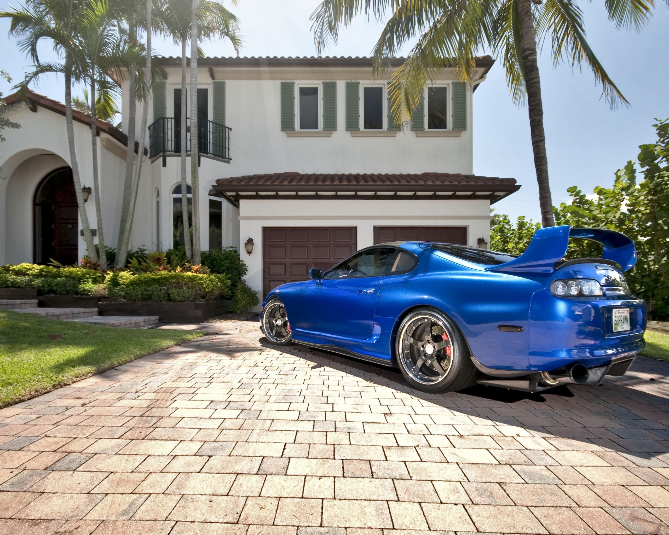 Синее авто у коттеджа обои