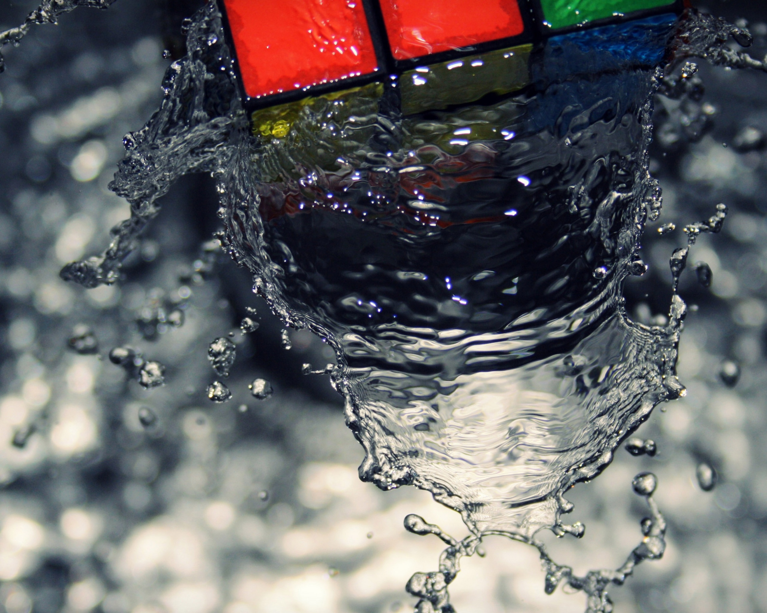 Кубик рубика в воде обои