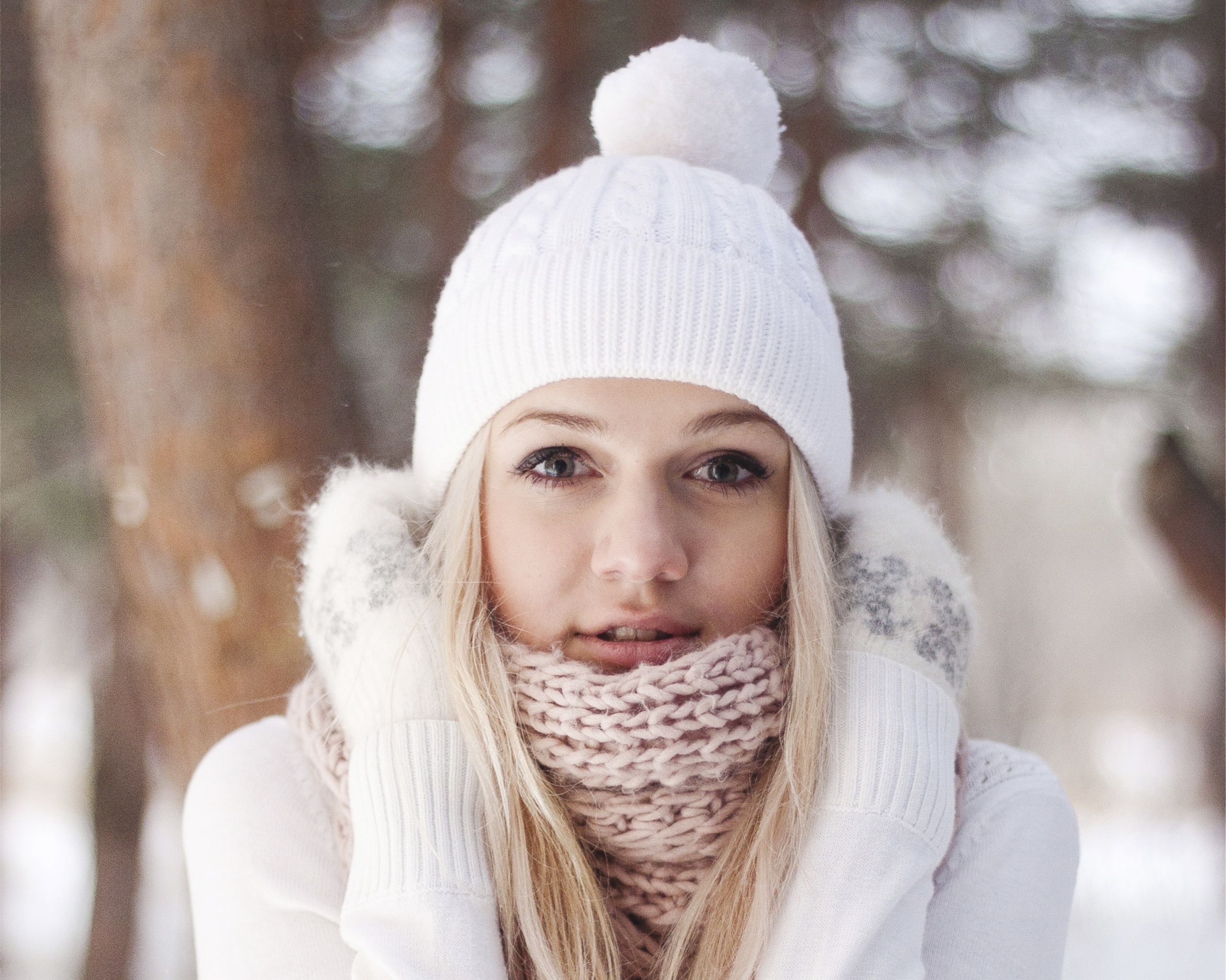 Девушка в белом в снежном лесу обои