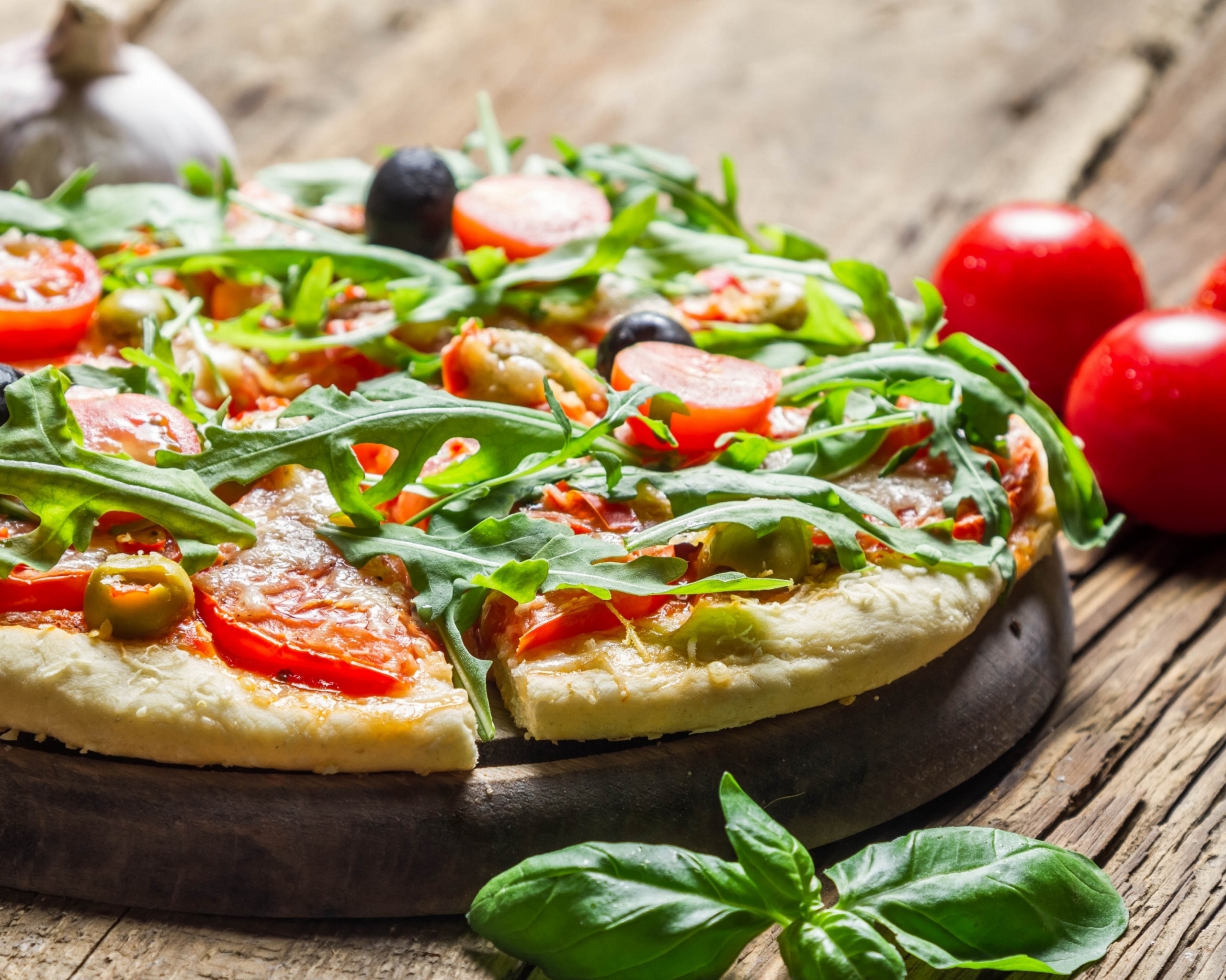 Свежая пицца с рукколой обои