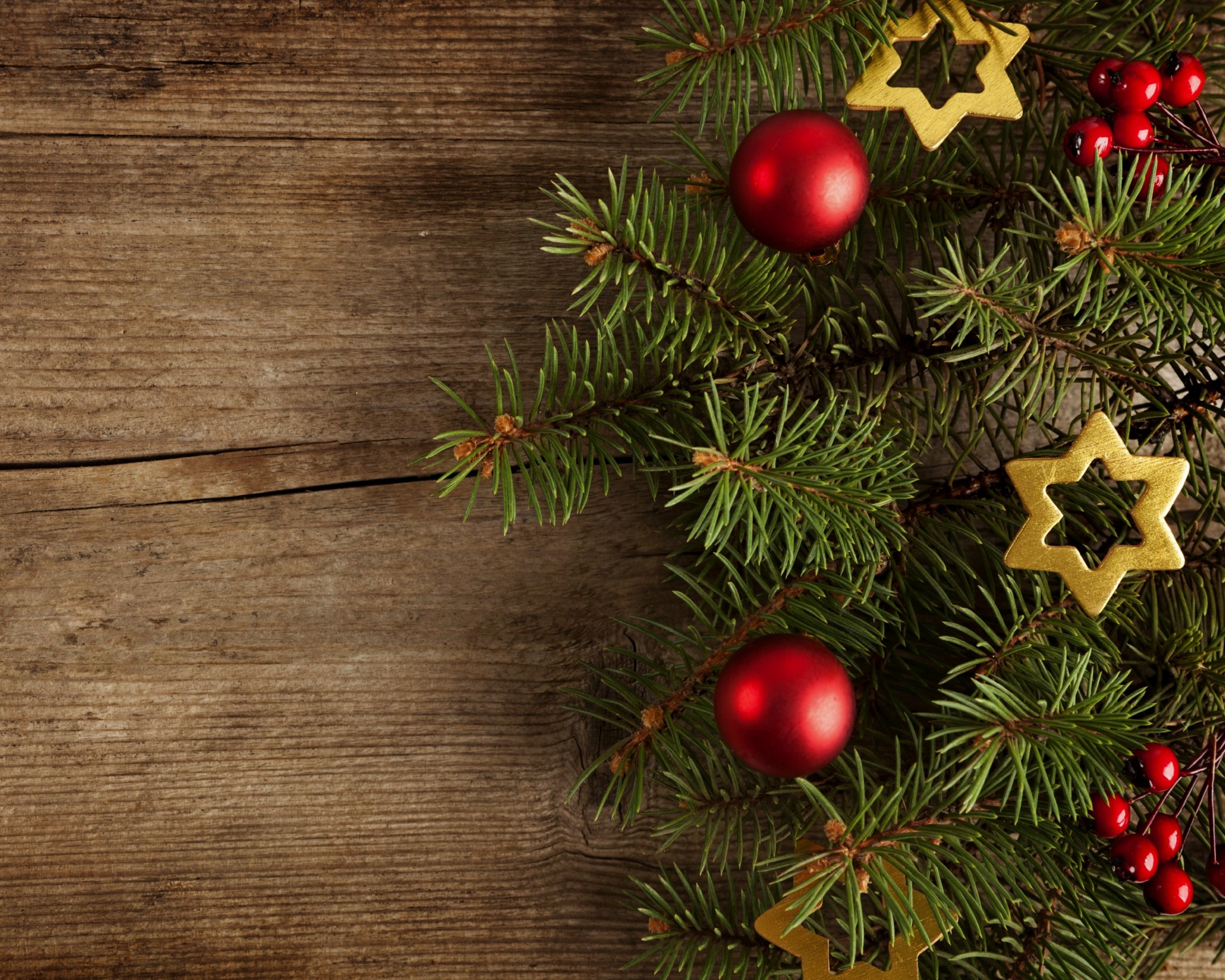 Новогодние игрушки на еловой ветке обои