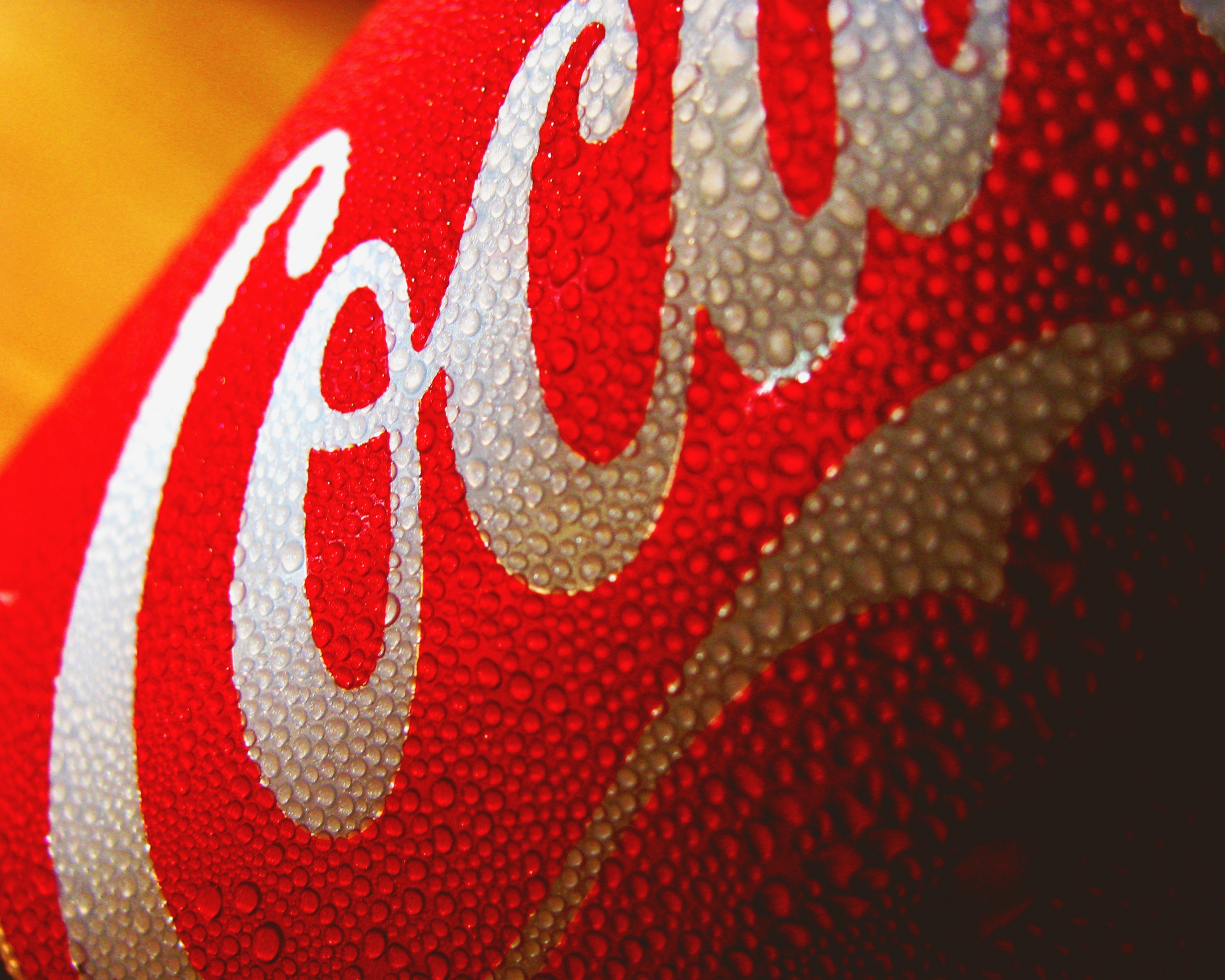 Запотевшая банка Кока-Колы обои