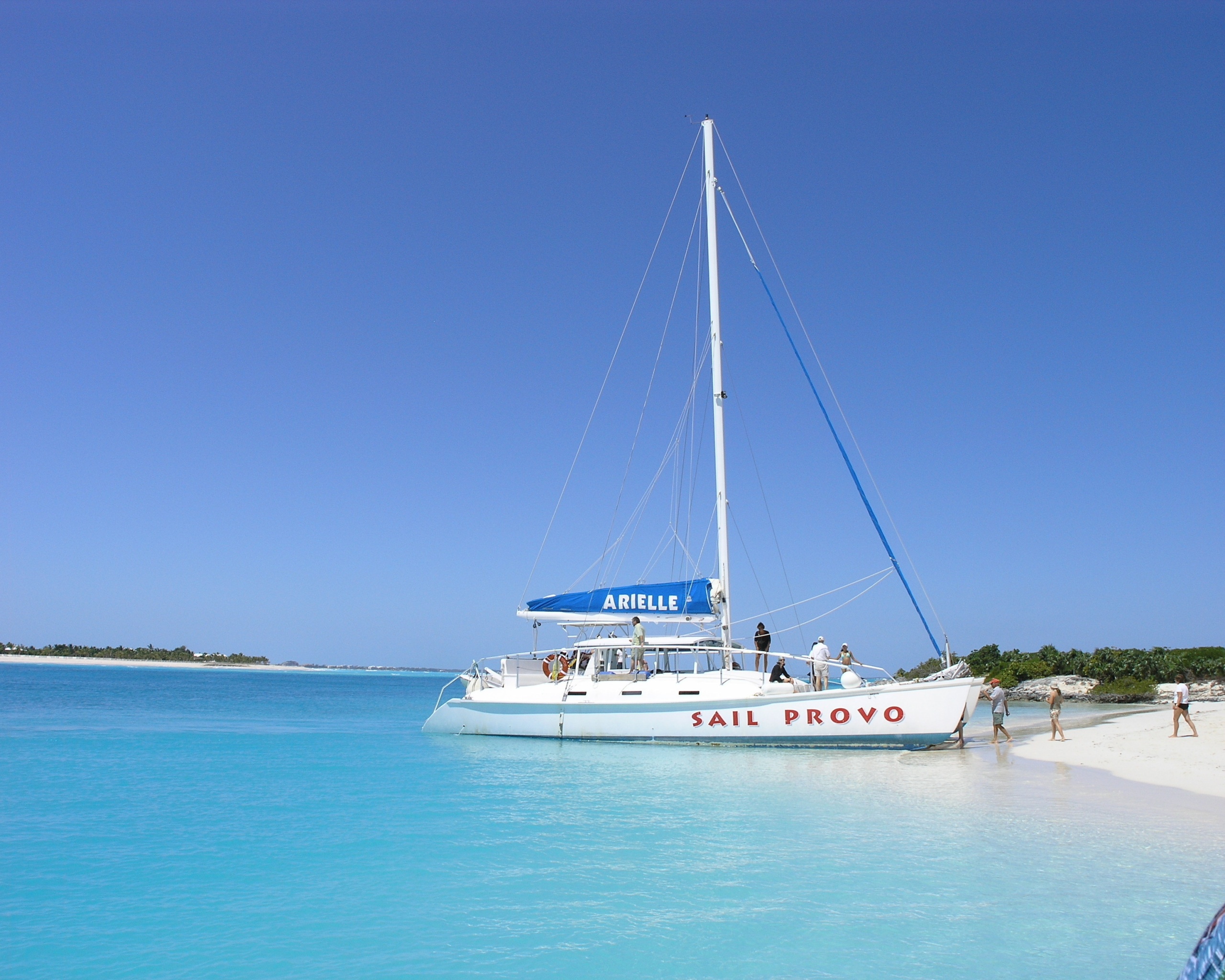 Яхта в голубой лагуне обои