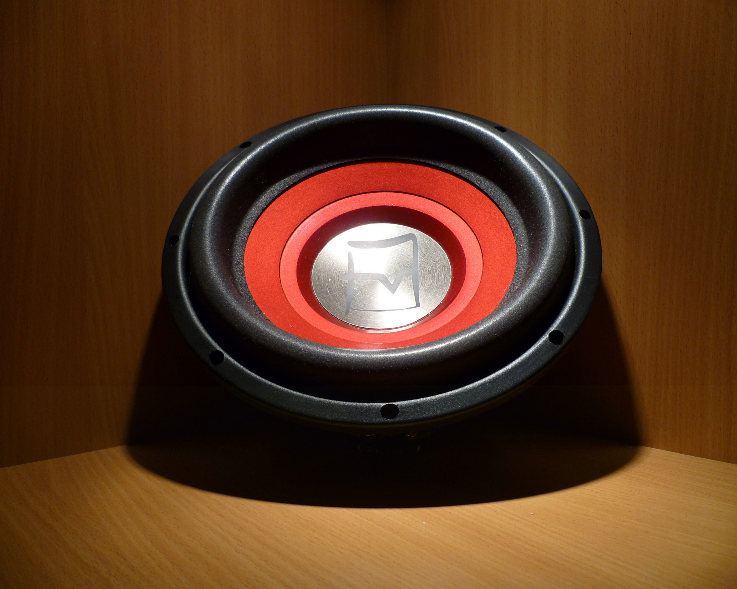 Сабвуфер в углу обои