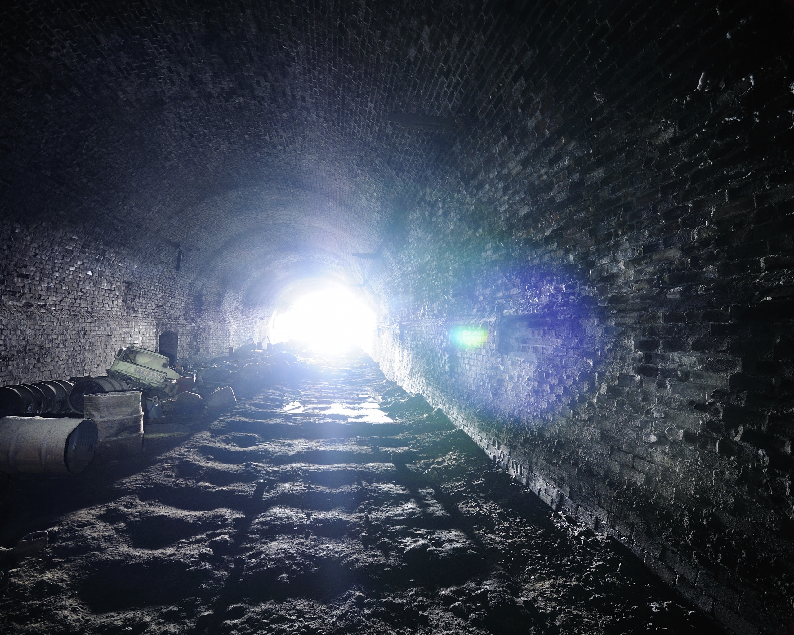 Захламленный тоннель обои