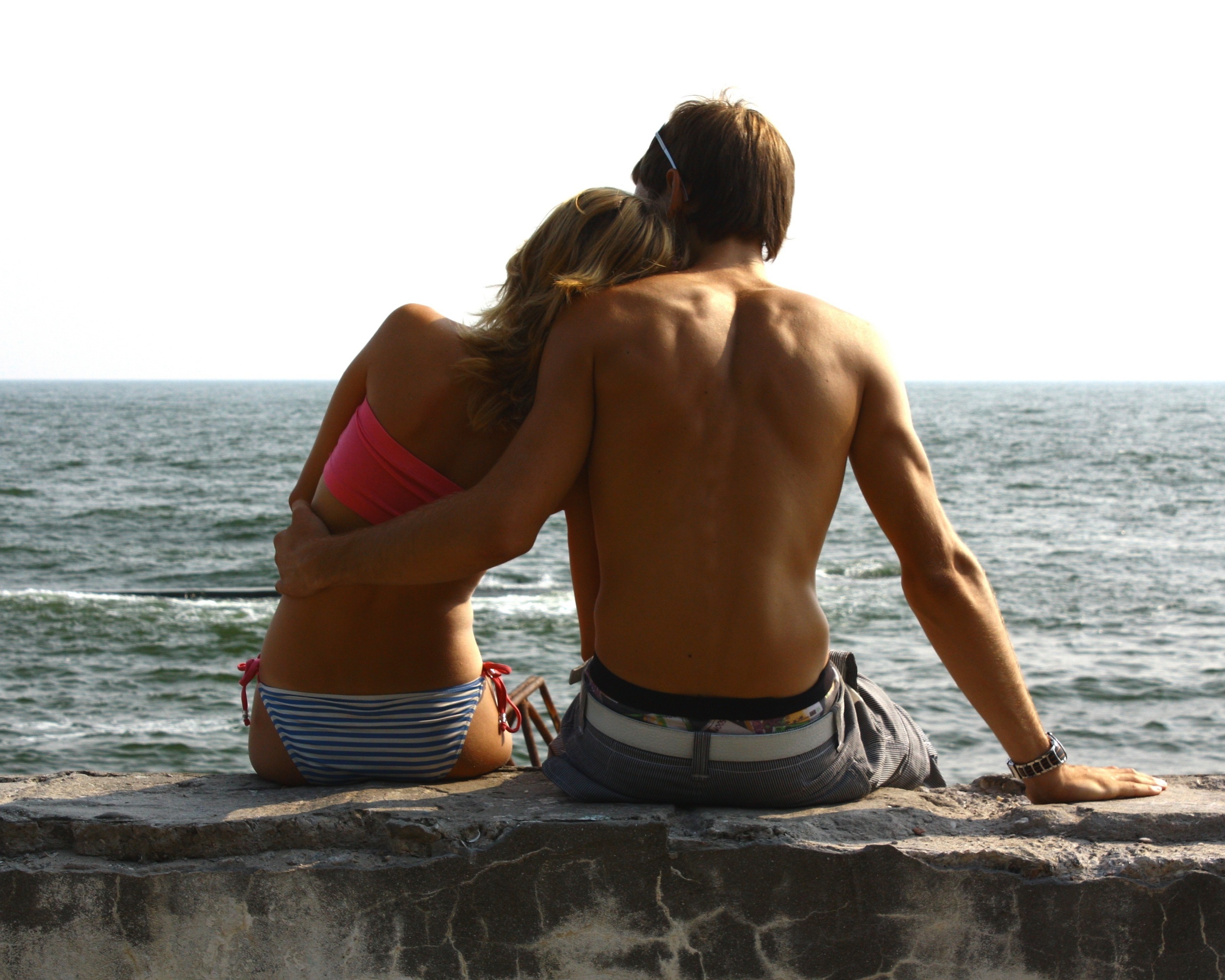 Девушка и парень у моря обои