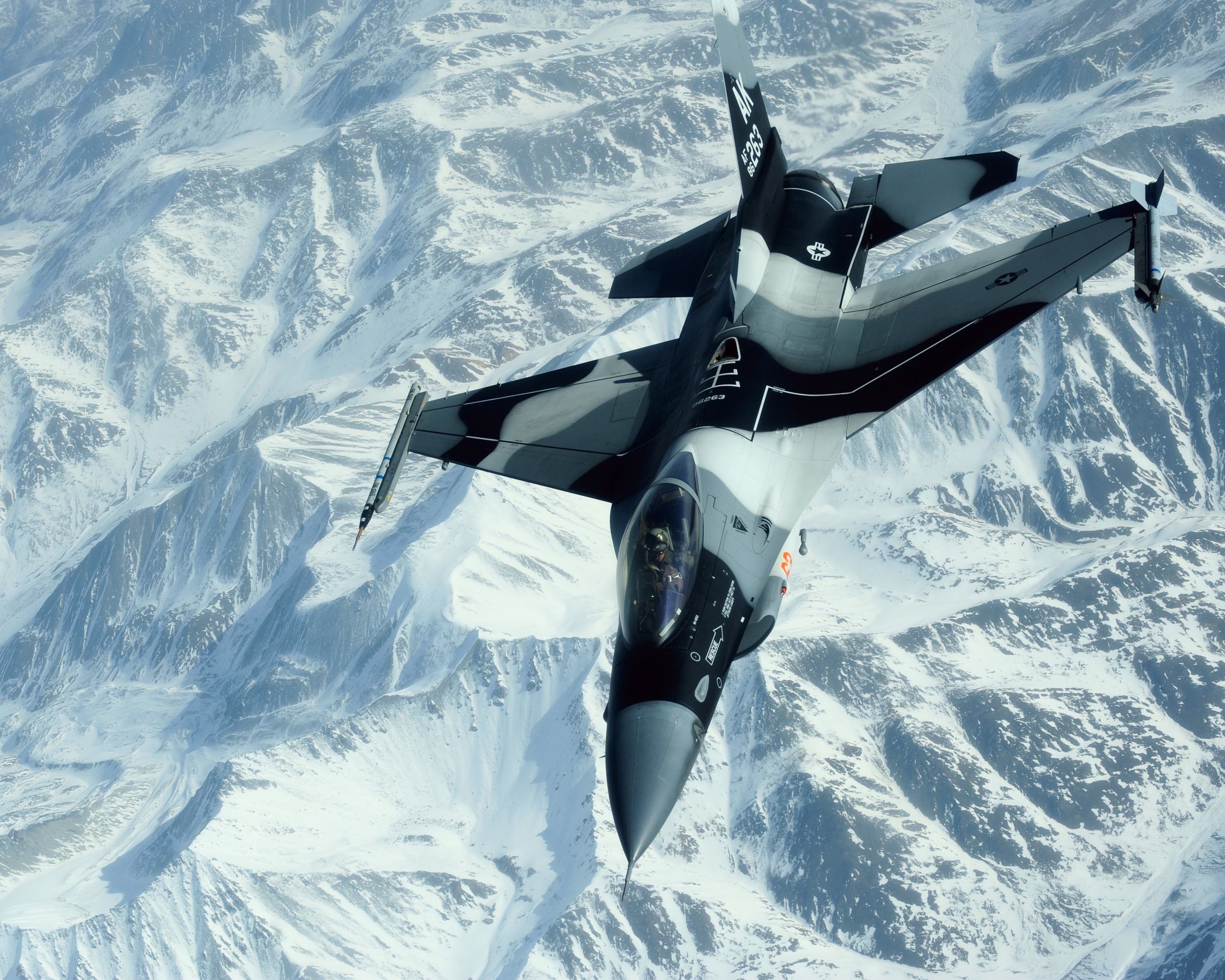 Истребитель над снежными пиками гор обои