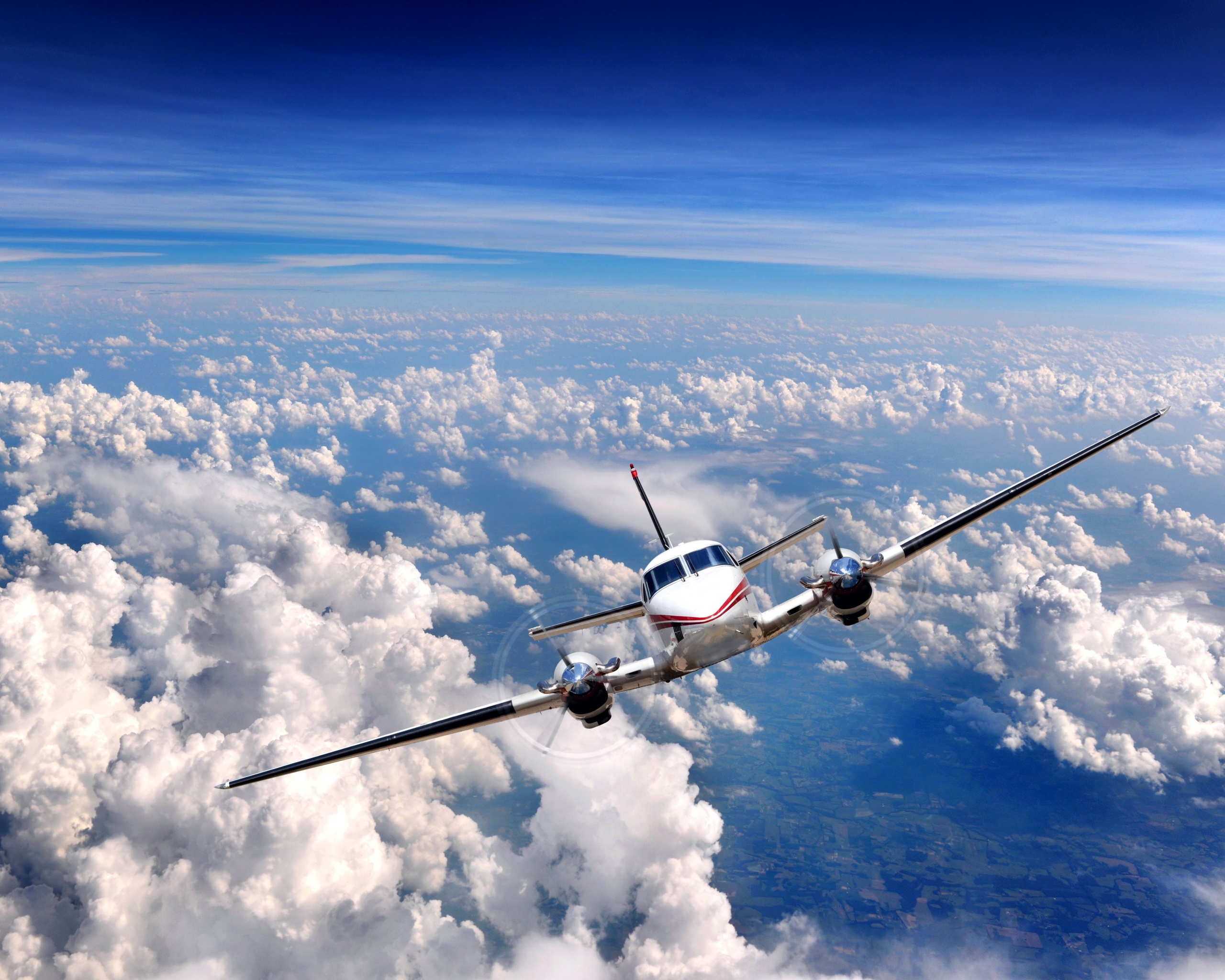 Самолет над облаками обои