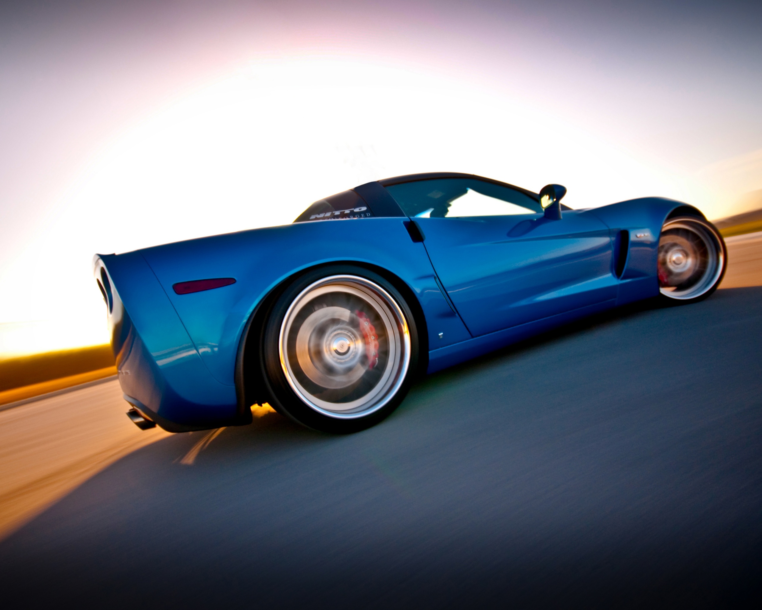 Гоночный спорткар синего цвета обои