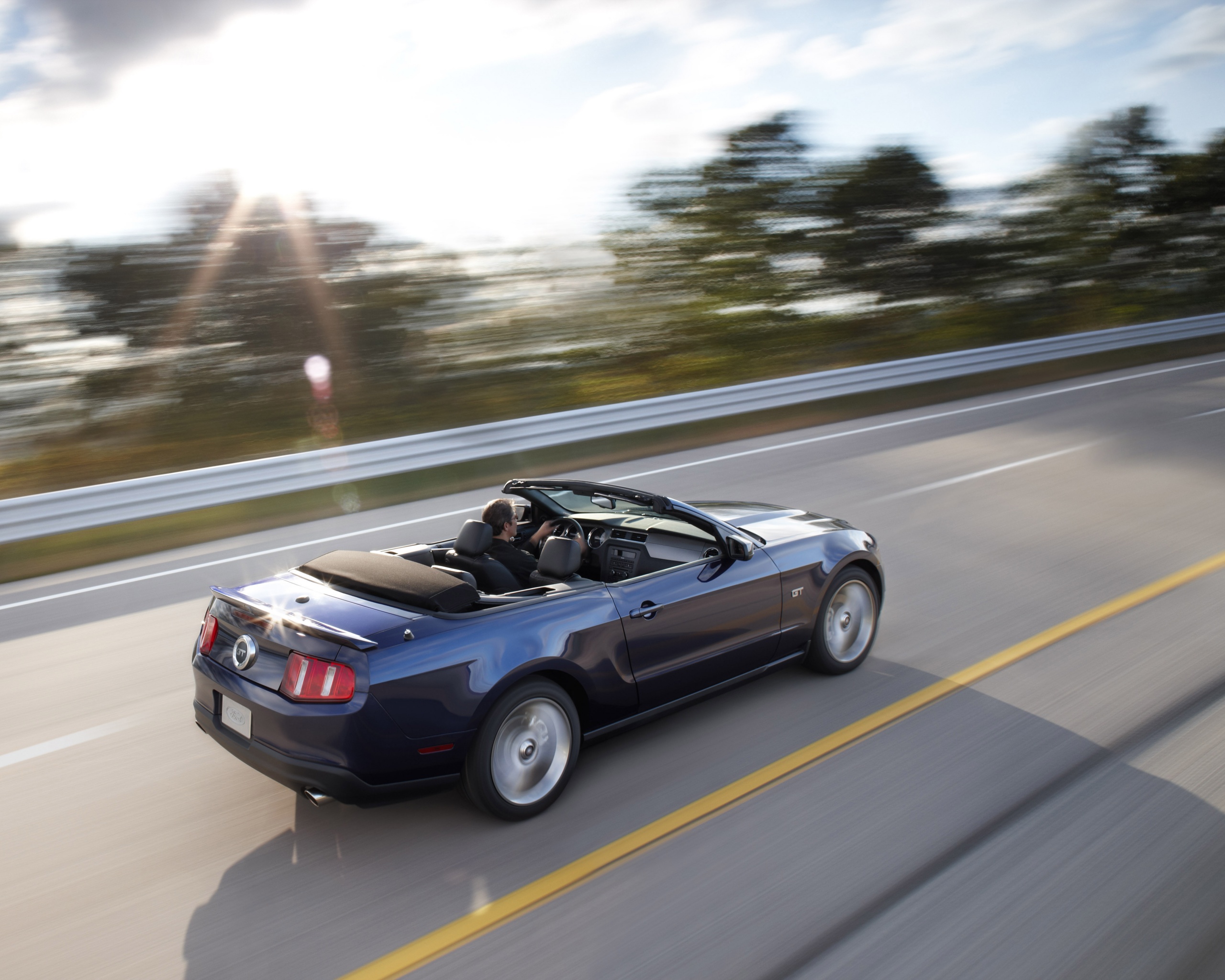 Машина на трассе обои