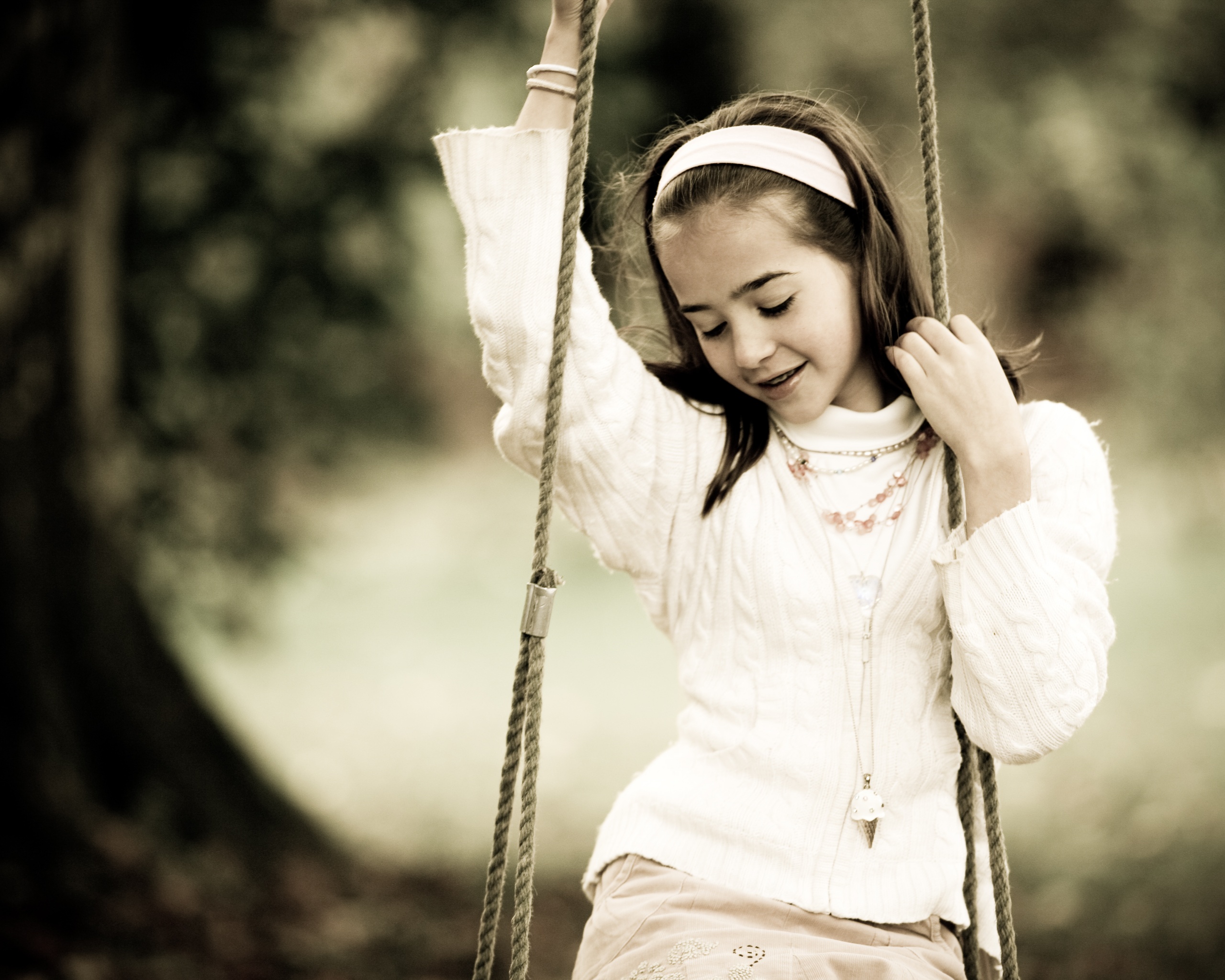 Девочка на качелях обои